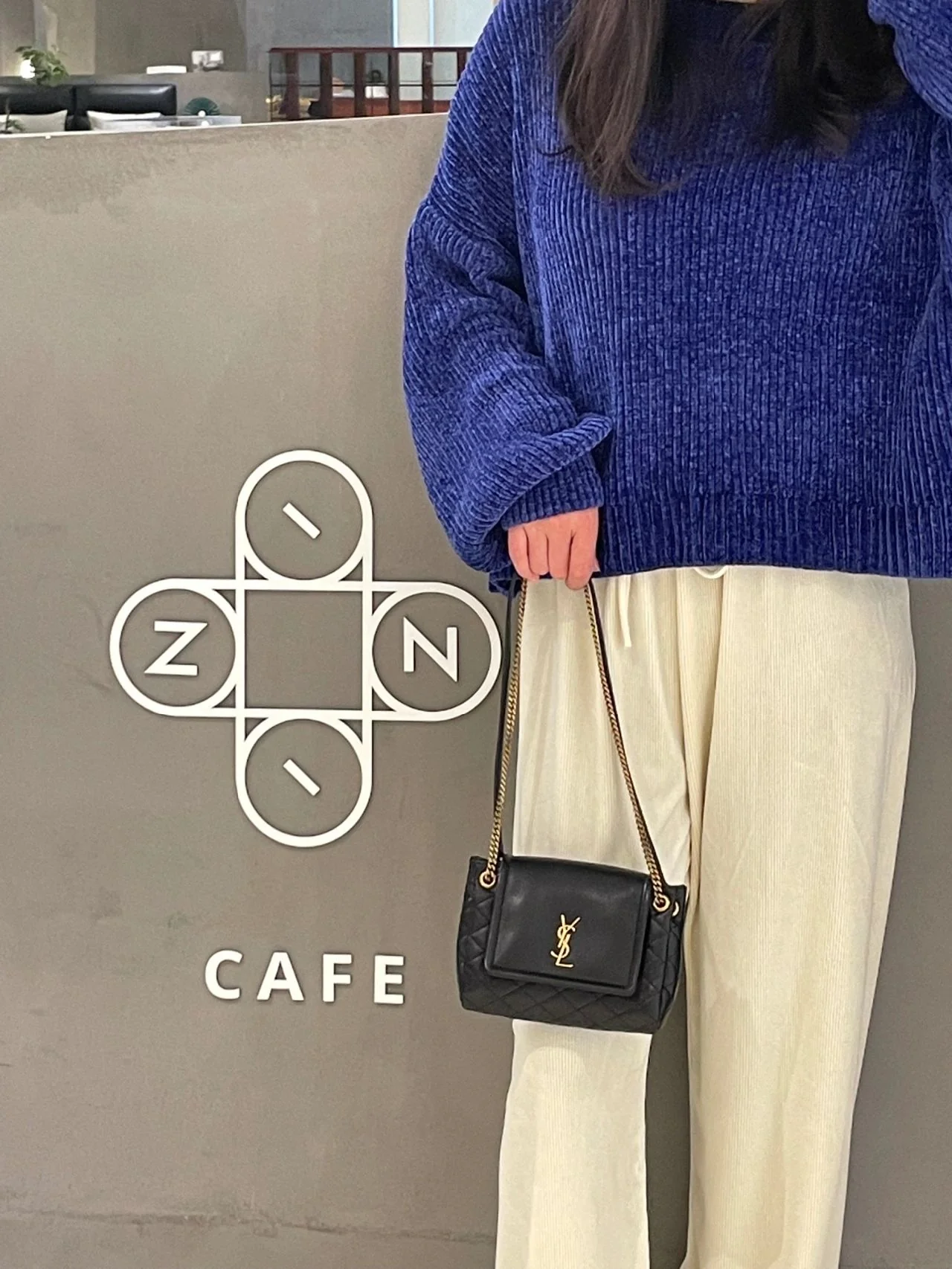 Мини-юбка YSL Nolita из черной кожи - фото в наряде.