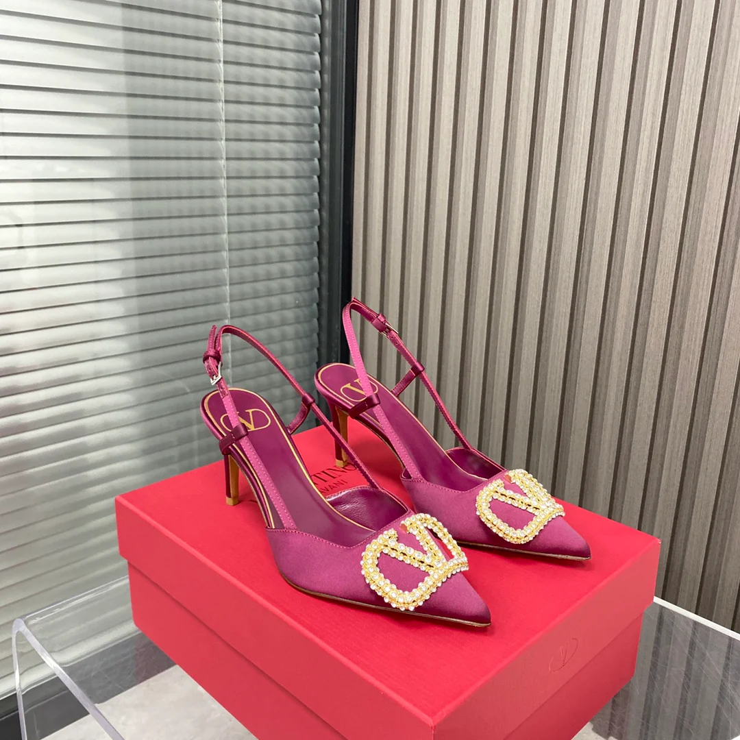 Valentino - Новейшая коллекция бутика - Сандалии и туфли на каблуке с V-образными замшевыми вставками - 1