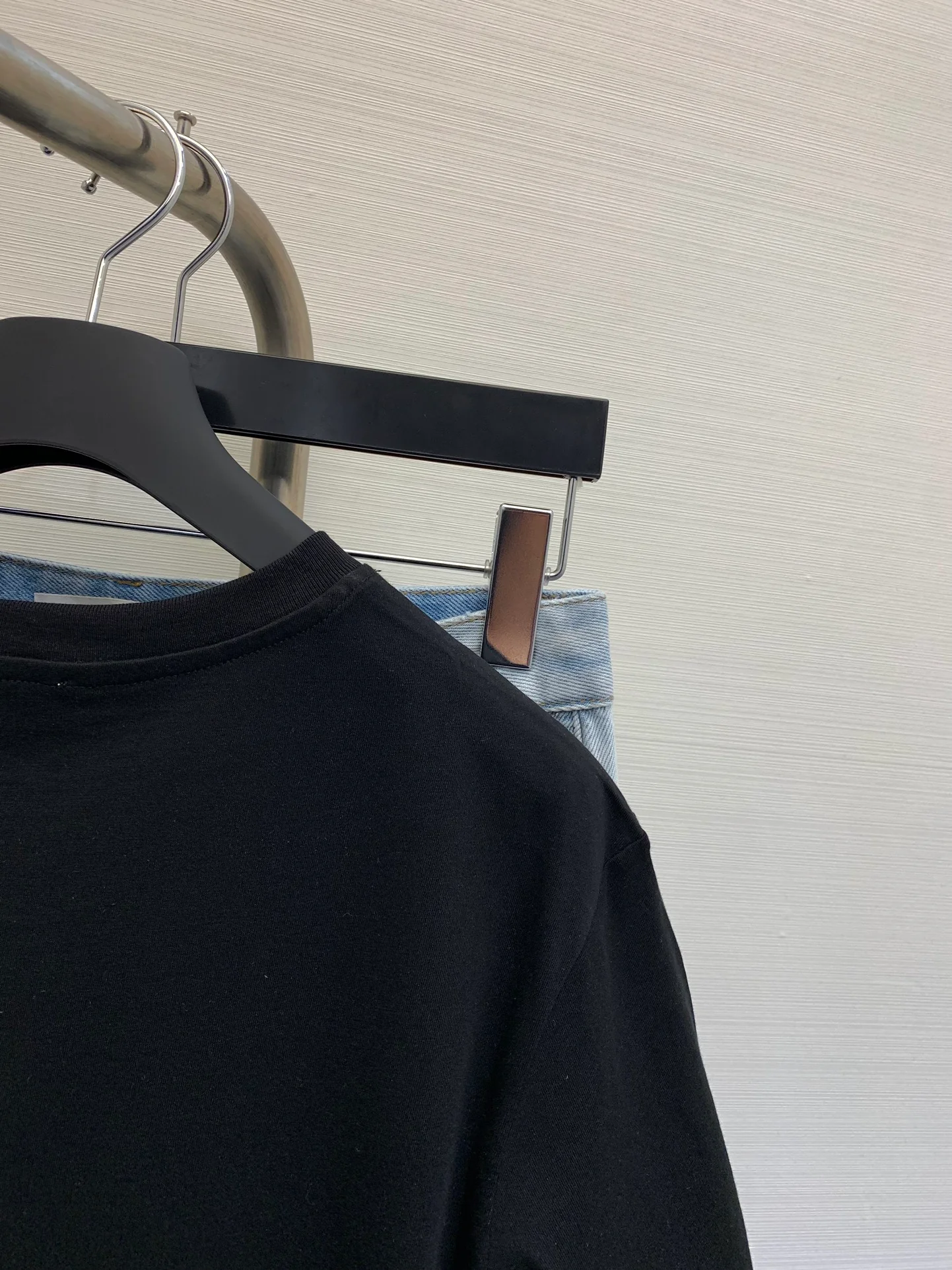 Футболка Chanel 2404 Весна/Лето в винтажном стиле, с вышивкой, квадратным вырезом, коротким рукавом, из махровой ткани — черная.