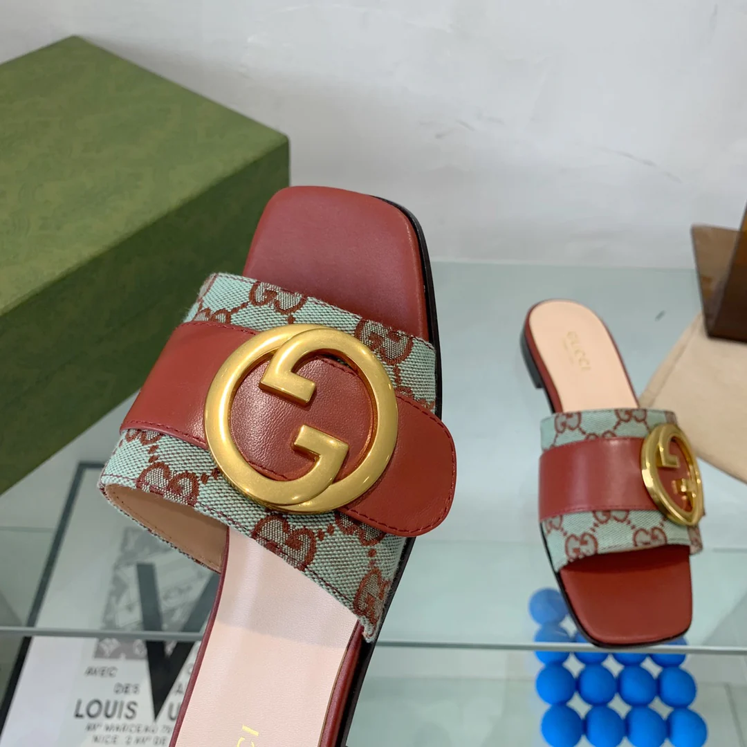 Новинка сезона весна/лето 2022 — тапочки с двойной буквой G.