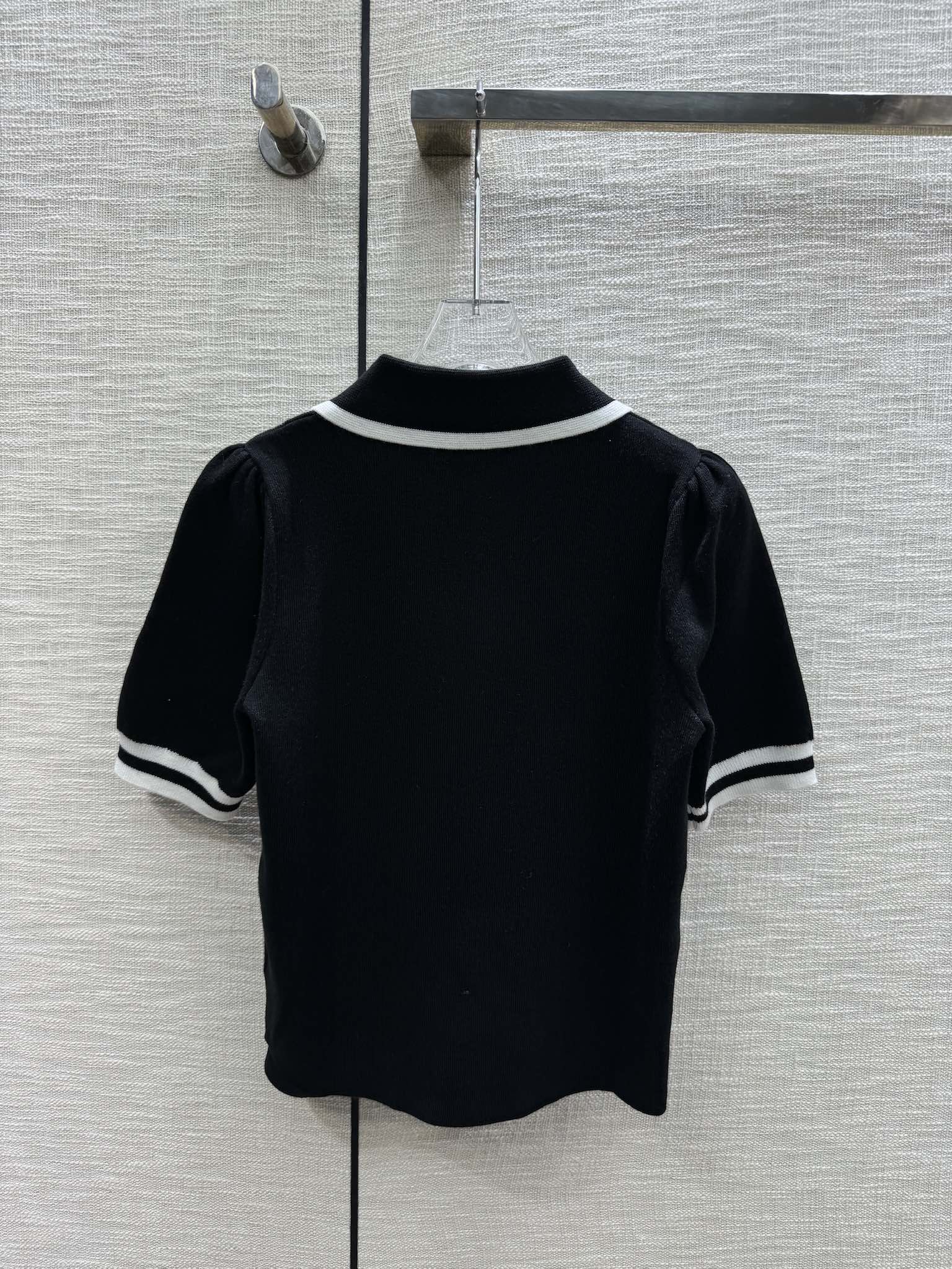 Вязаная футболка Chanel 2403 с коротким рукавом и воротником-поло - черная