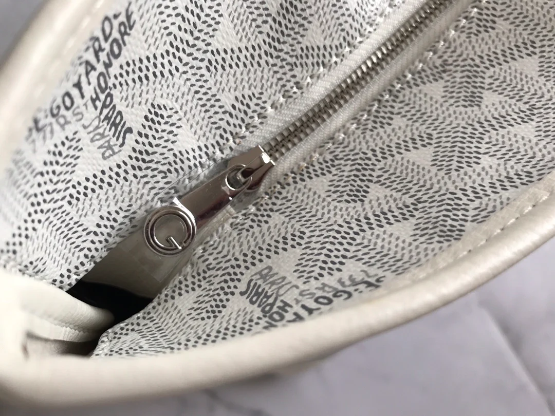 Маленькая сумка-тоут Goyard на молнии - белая.
