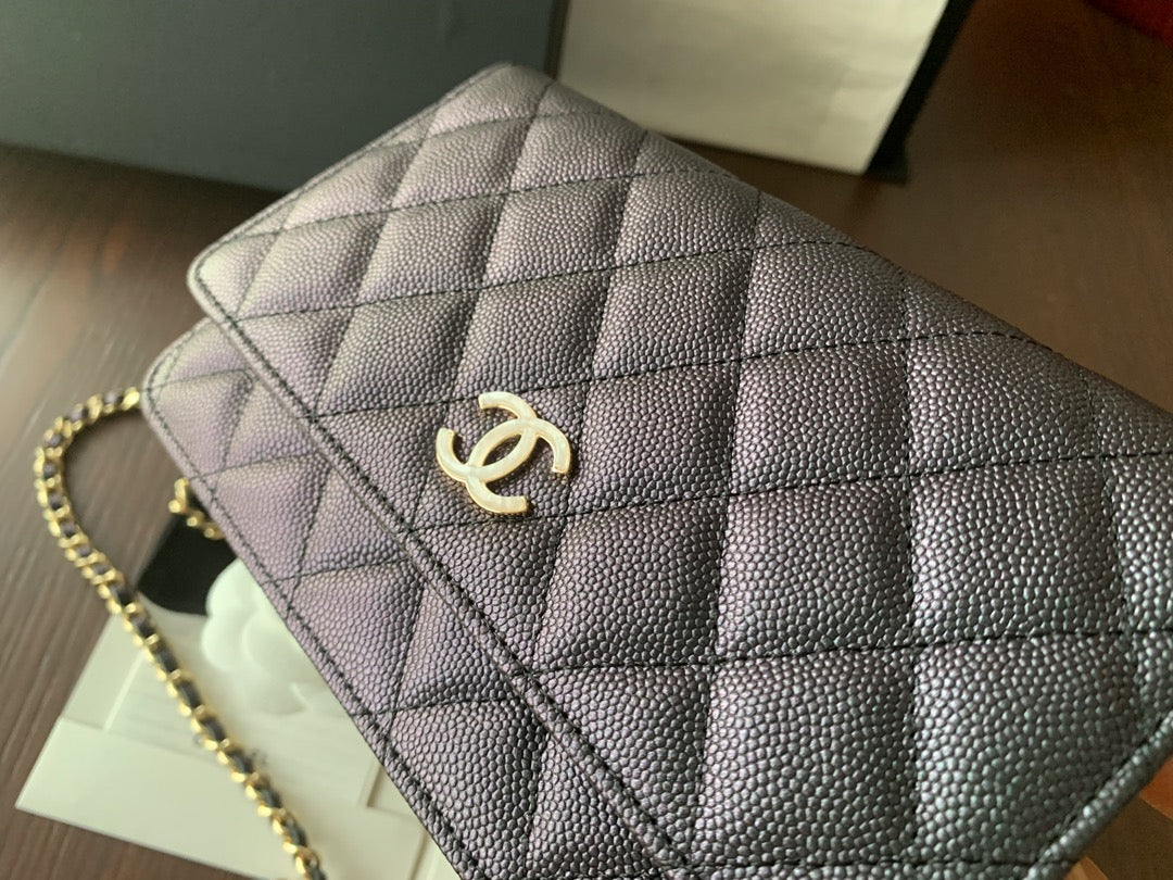 Пряжка Chanel WOC из телячьей кожи с жемчужным узором и эмалью - 2 шт.