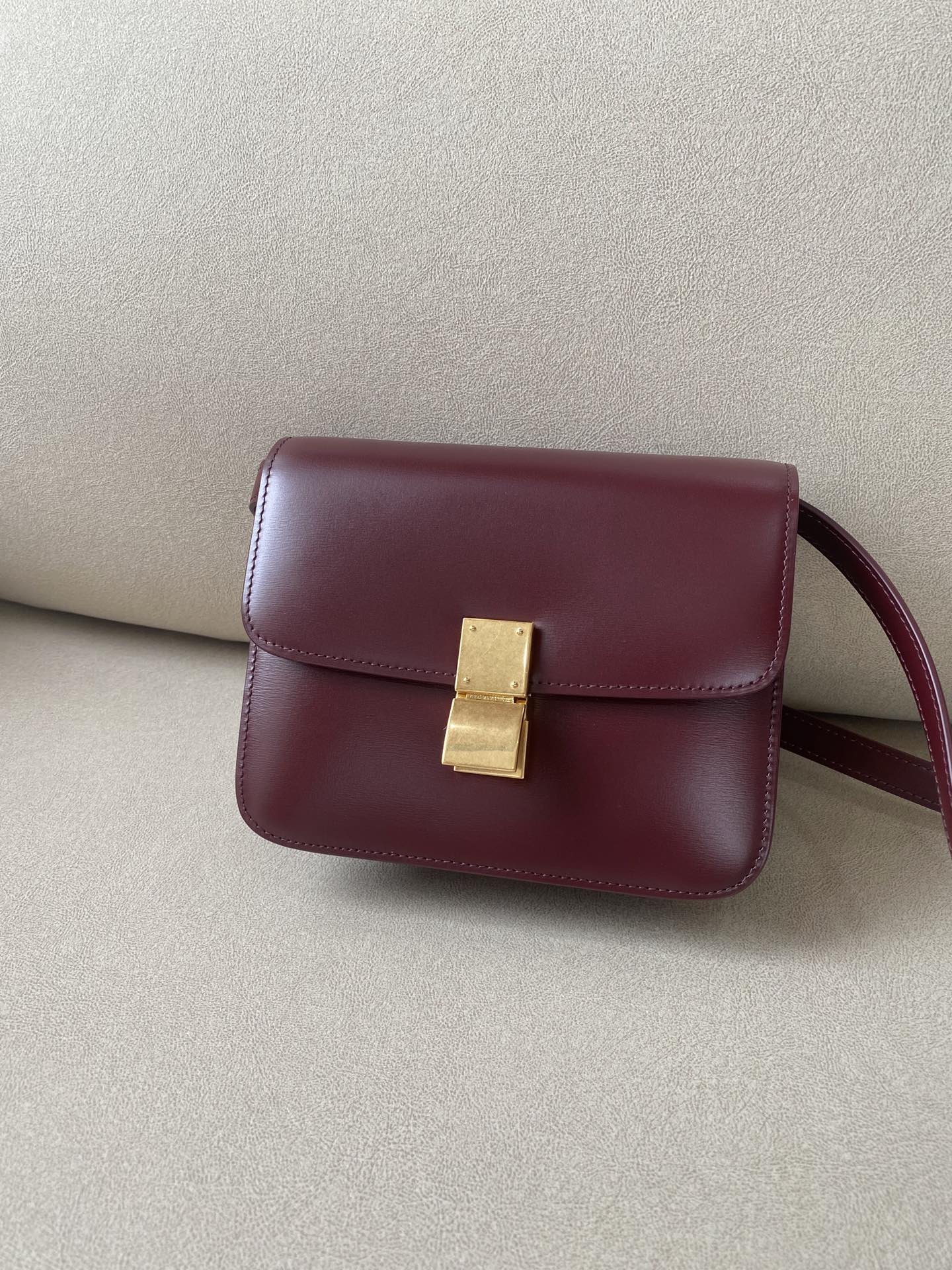 Сумка Celine Box-Tteen из полированной телячьей кожи, цвет Jujube Red.