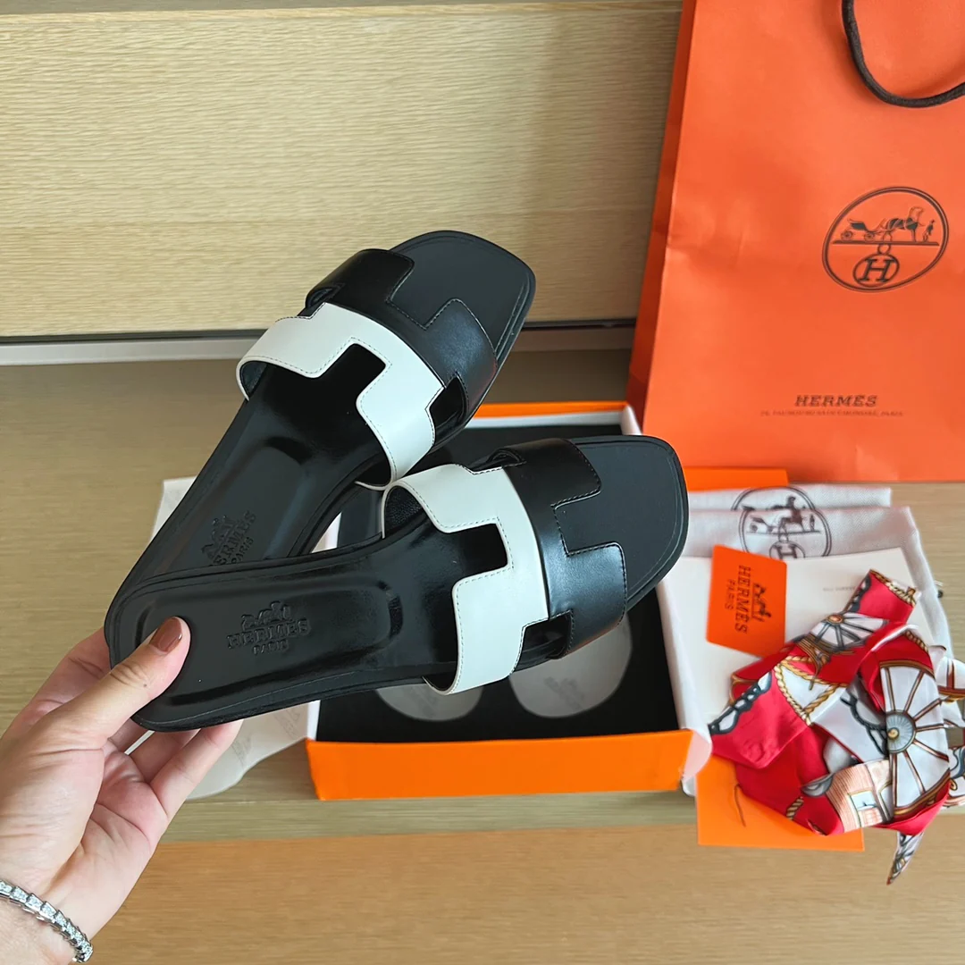 Классические домашние тапочки Hermes с буквой H — двухцветная кожа — черно-белые.