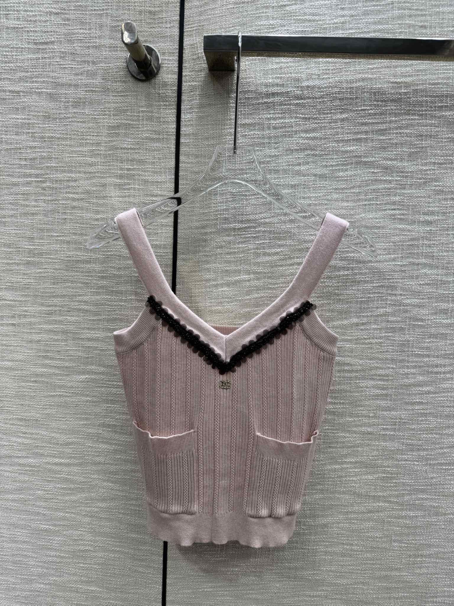 Chanel - Коллекция ?Ранняя весна?, трикотажная майка с V-образным вырезом, украшенная множеством пайеток, розовая.