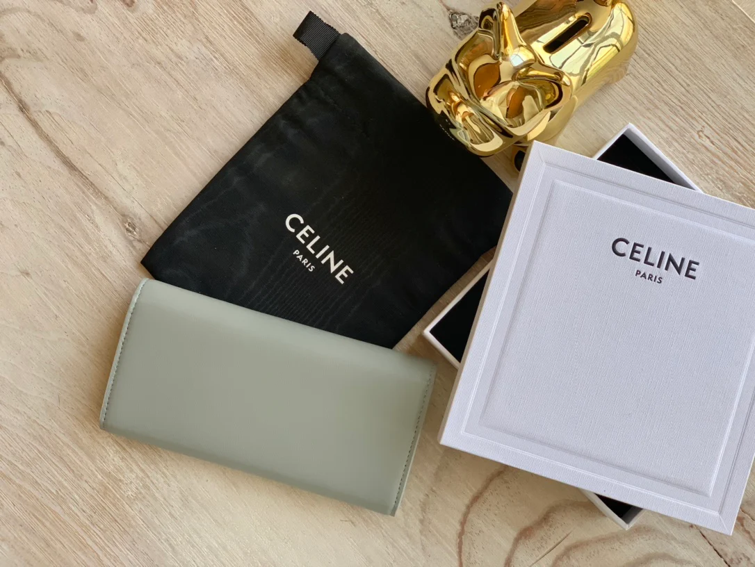 Celine TRIOMPHE 大号亮泽光滑羊皮革翻盖长夹