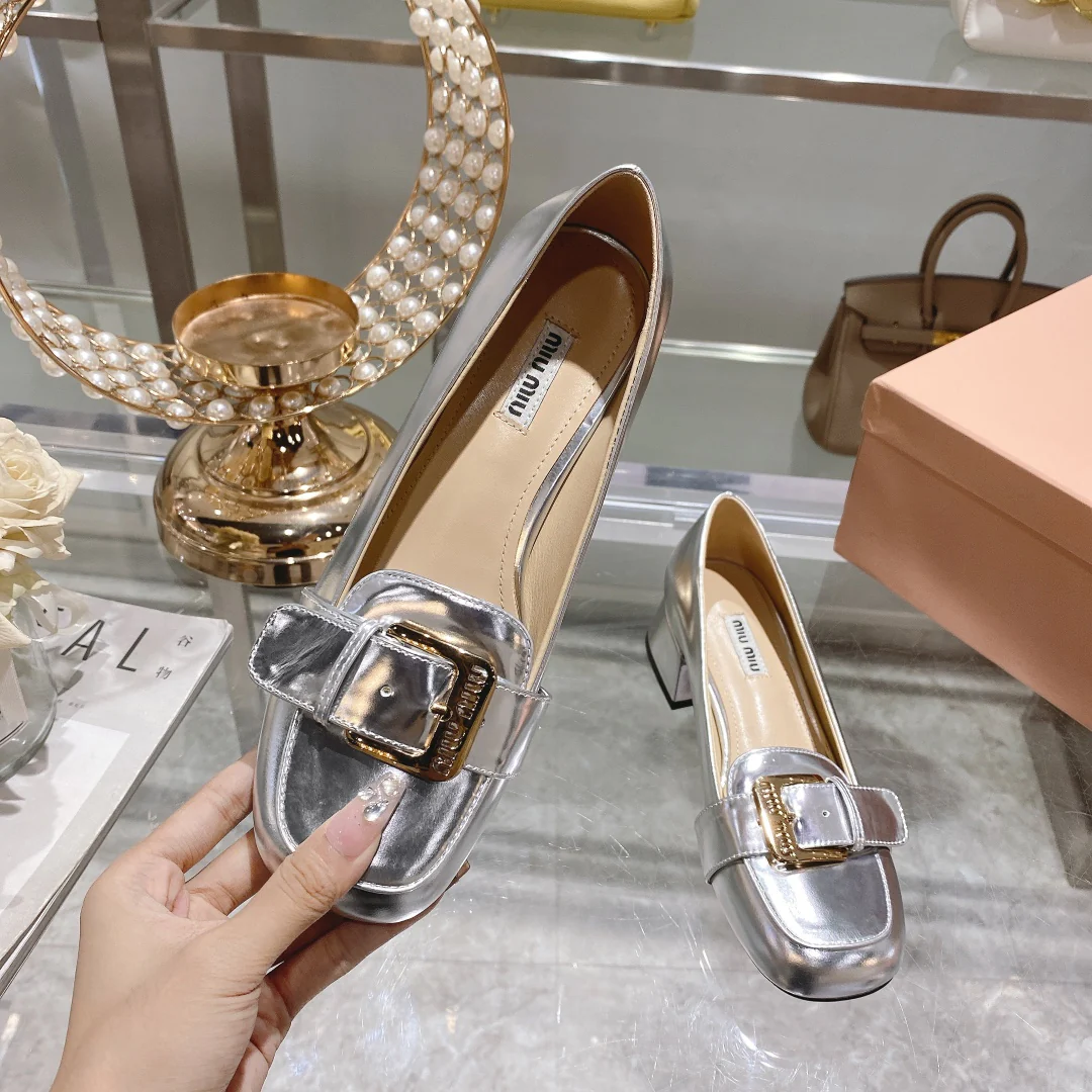 Новинка сезона осень/зима 2022 от Miu Miu - Туфли на низком каблуке с квадратным носком - Серебристые