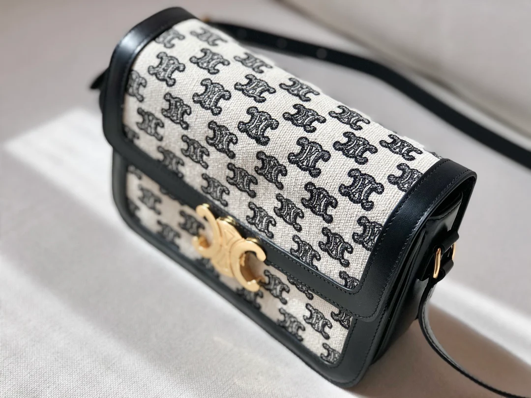 Сумка Celine Medium Triomphe из вышитой ткани и кожи вагю — черная.