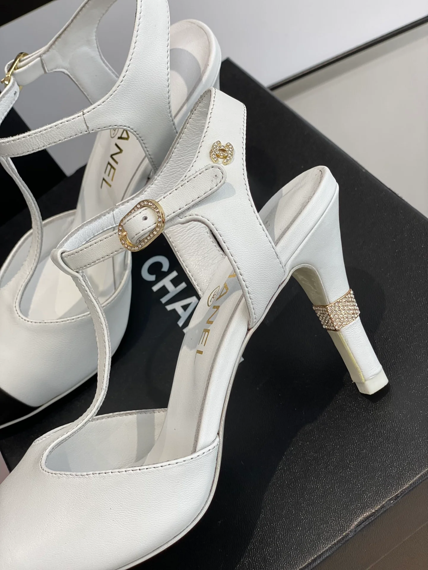 Новые туфли на каблуке Chanel Mary Jane - белые.