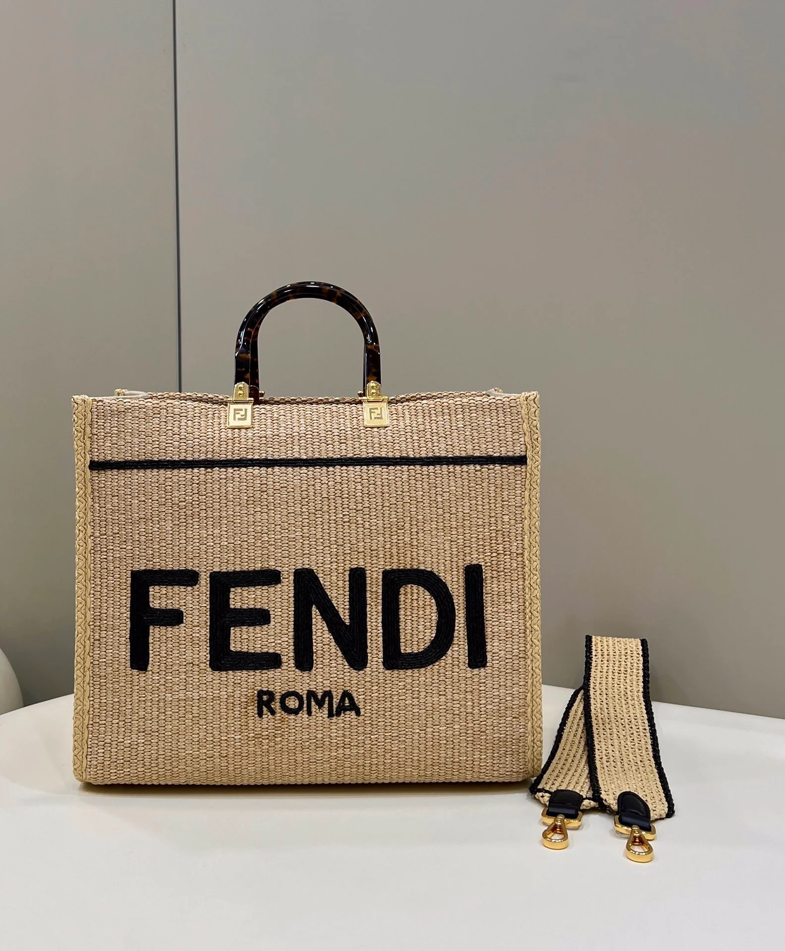 Сумка-шоппер Fendi Sunshine ручной работы из соломы