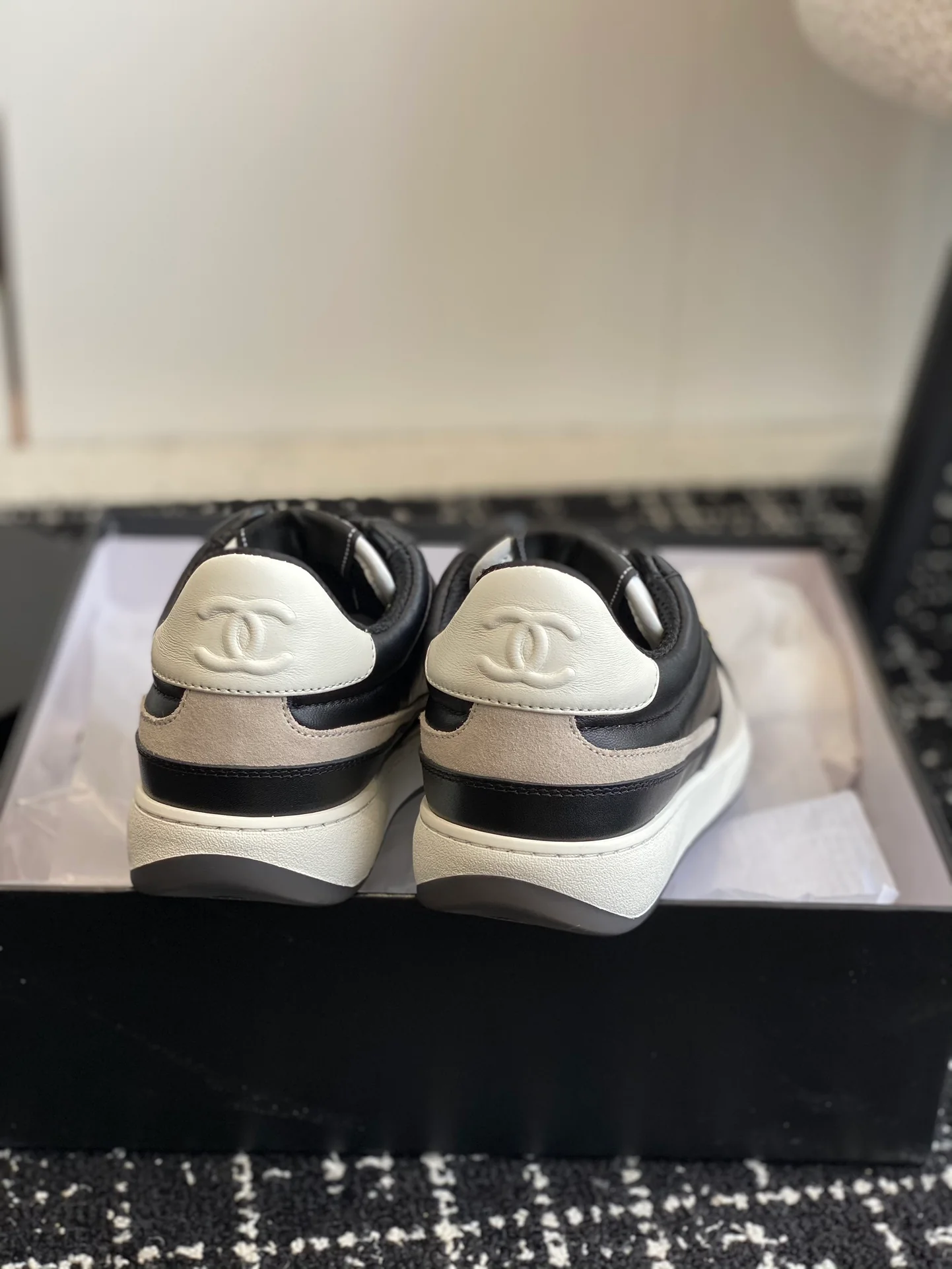 Новинка 2023 года от Chanel - Кроссовки из овечьей кожи - Черные