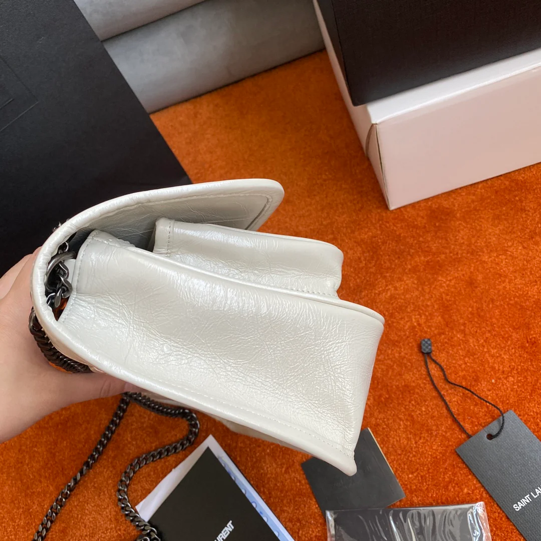 YSL - Маленькая модель Niki - Белая кожа, обработанная маслом, с белой пряжкой - D-образное кольцо