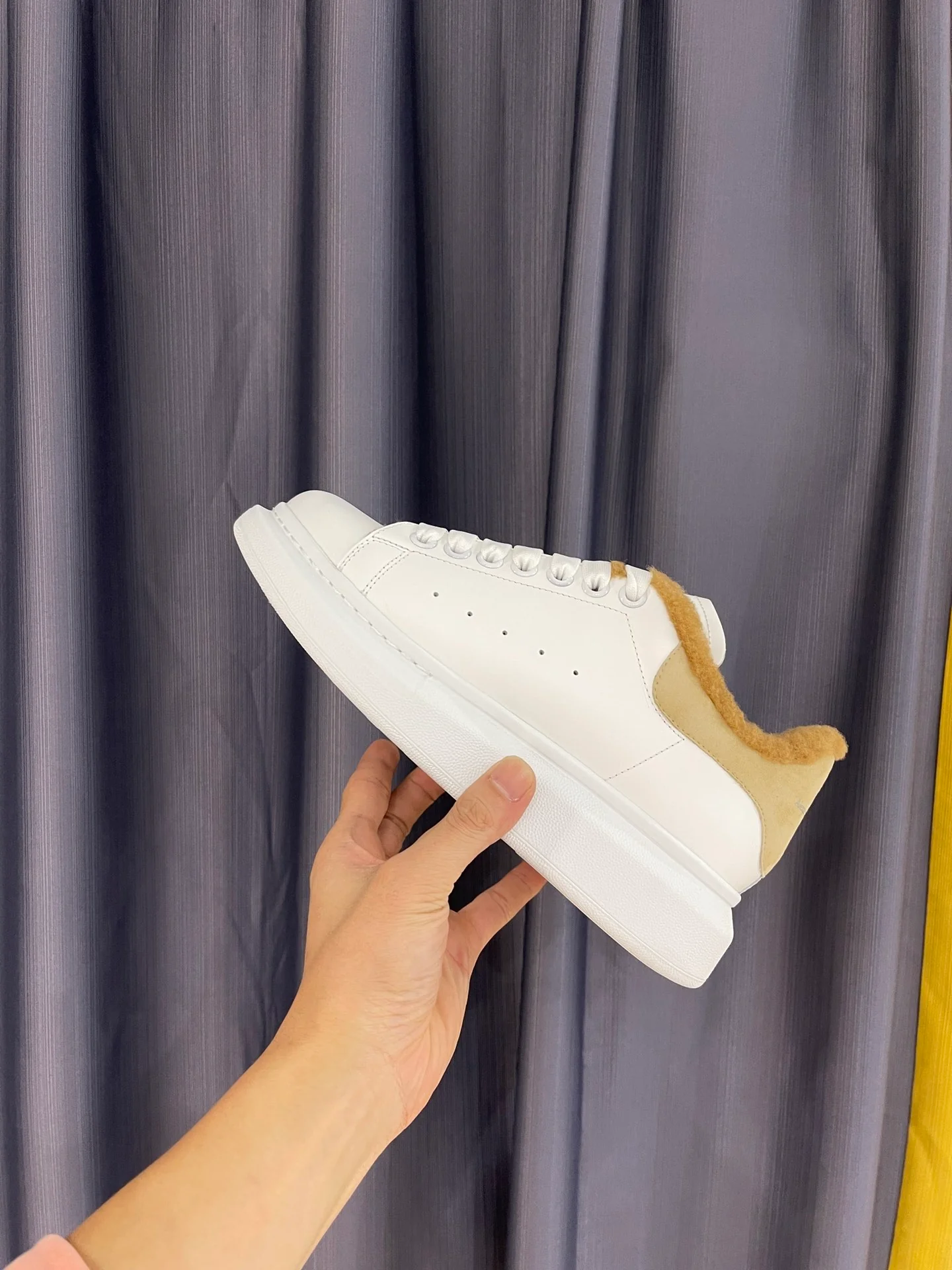 Классические белые кроссовки McQueen - унисекс - женские, производство Маврикий - Премиум-издание