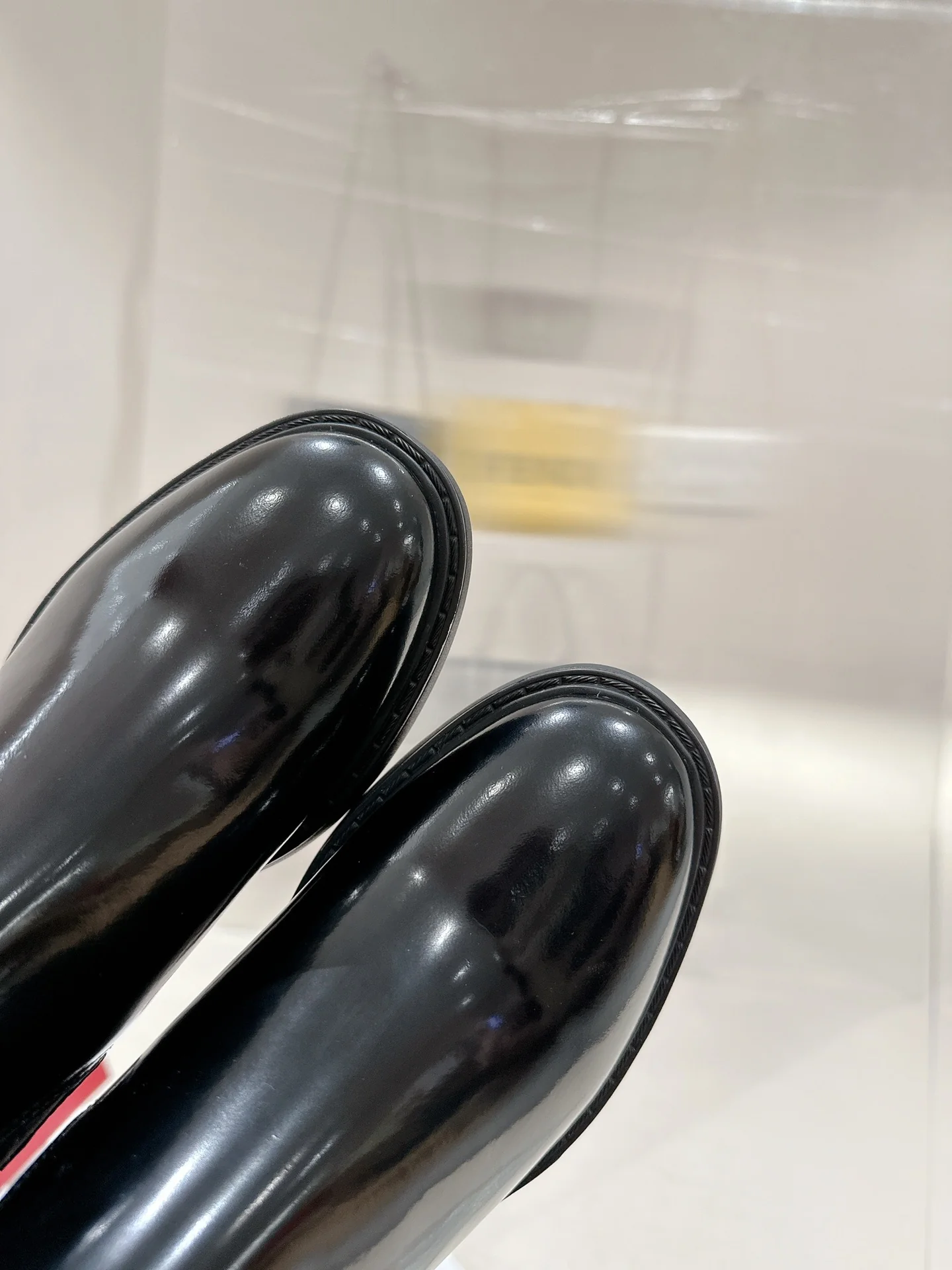 Ботильоны RV-2024 из лакированной кожи с бриллиантовой пряжкой - черные