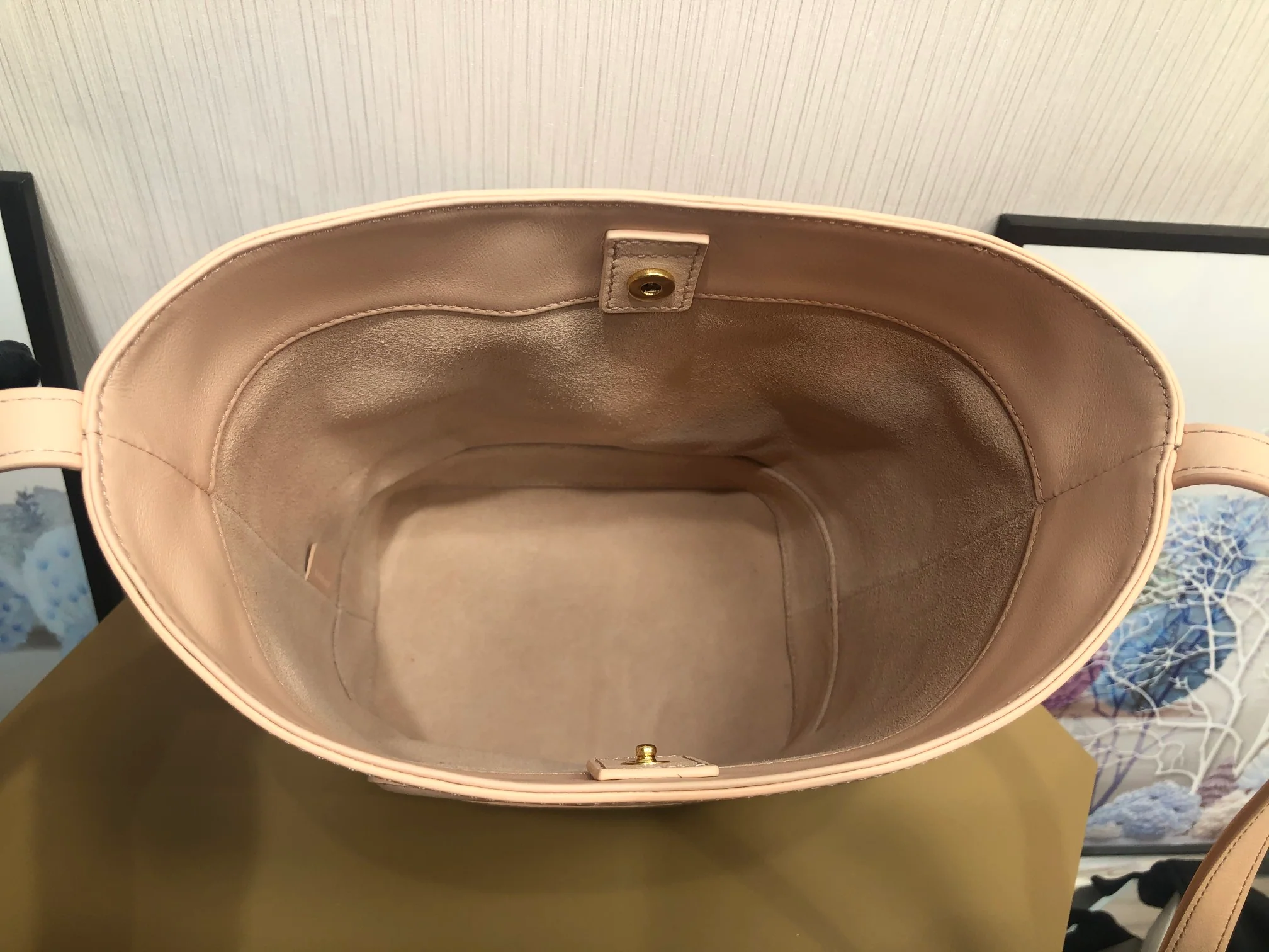 Новинка сезона весна/лето 2022 от Celine - Маленькая кожаная сумка-ведро Cuir Triomphe - 2 шт.