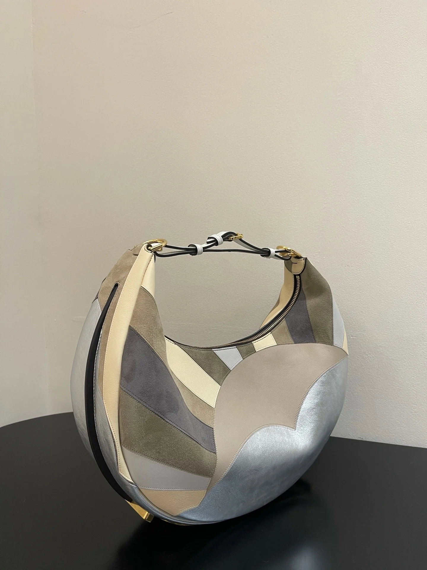 Fendi-fendigraphy - Большая сумка под мышку в форме полумесяца