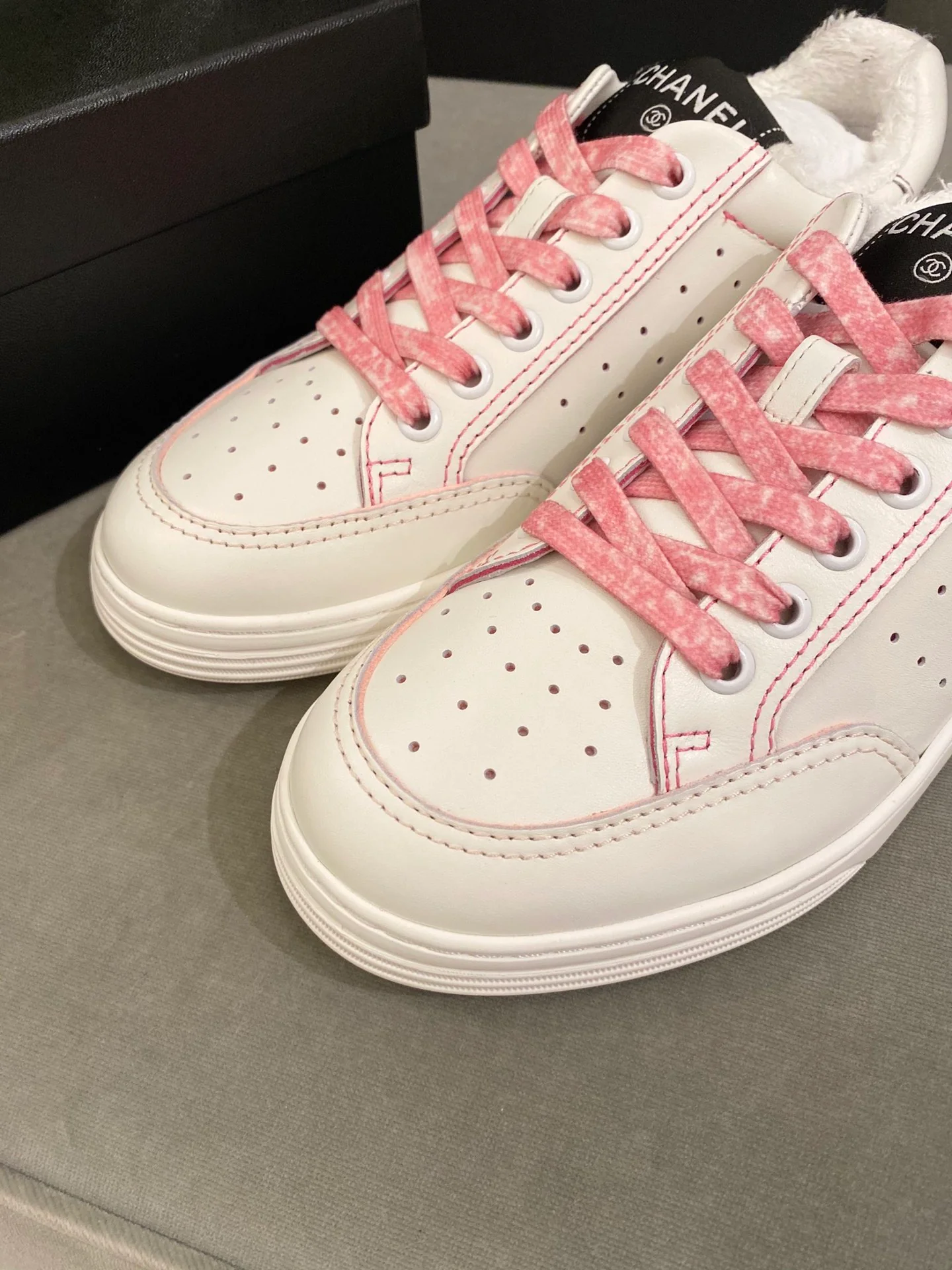 Белые кроссовки Chanel - 1