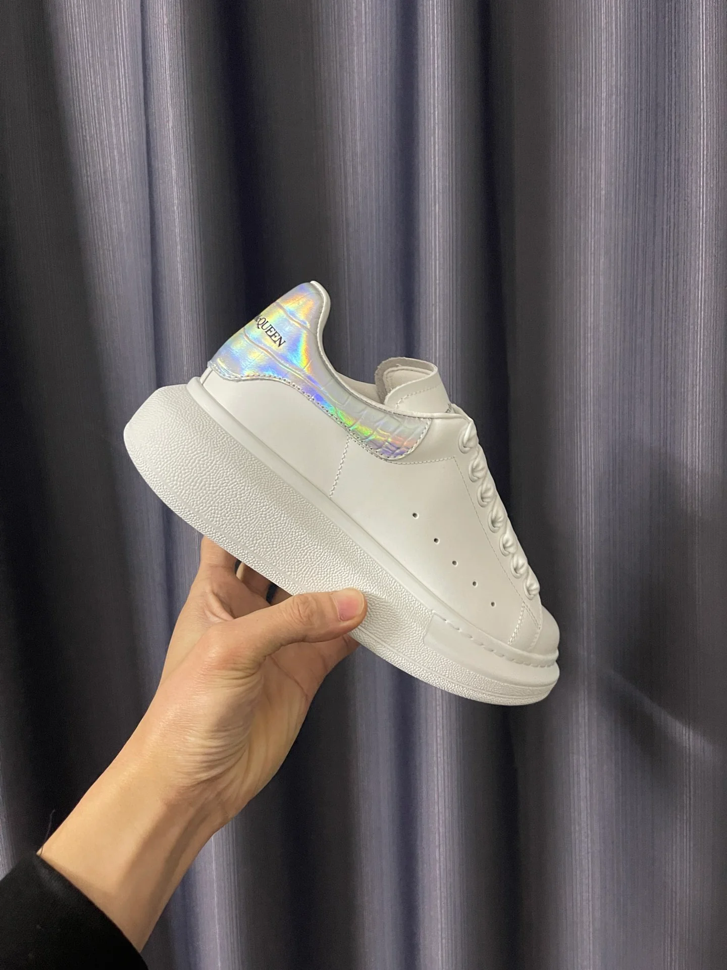 Классические белые кроссовки McQueen - унисекс - с лазерным рисунком под змеиную кожу.