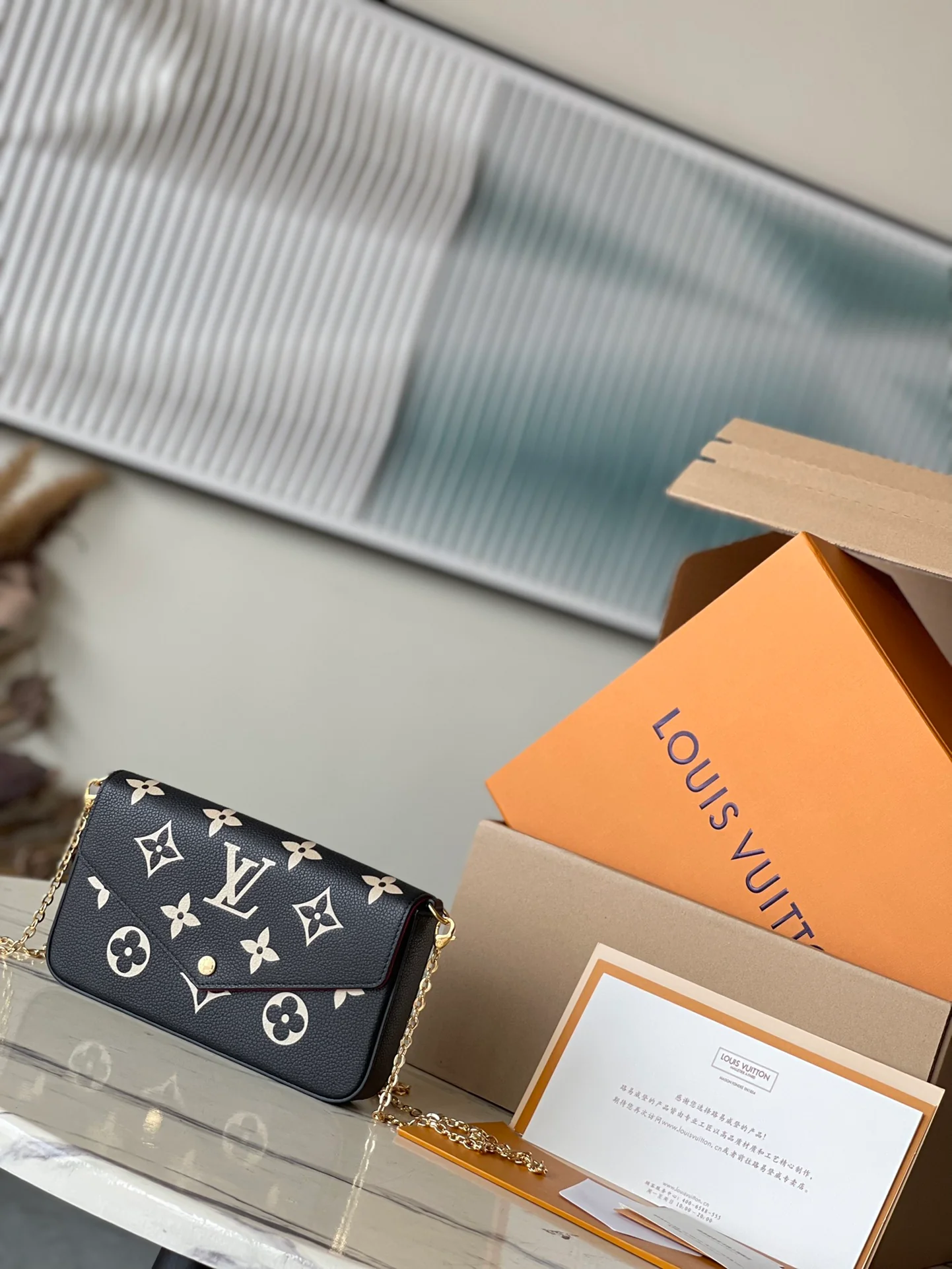 m64064-LV-pochette-felicie-empreinte сумка через плечо с тиснением - черная сетчатая версия