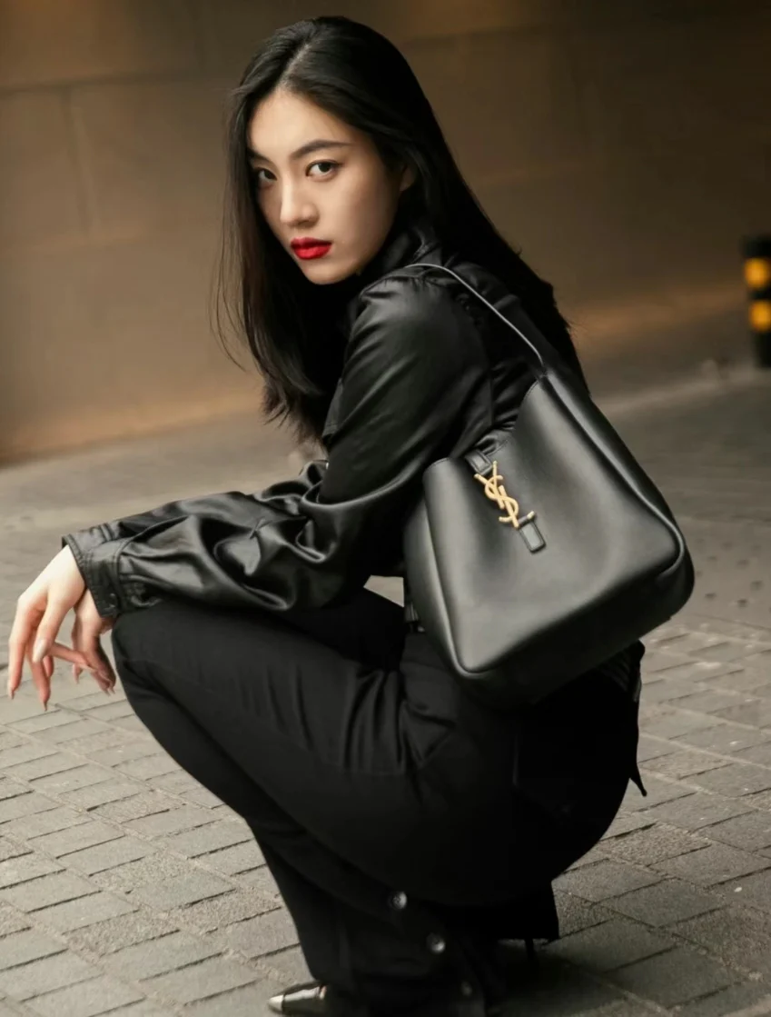 Сумка-хобо YSL Le 5 A 7 Soft, черная - Body Image