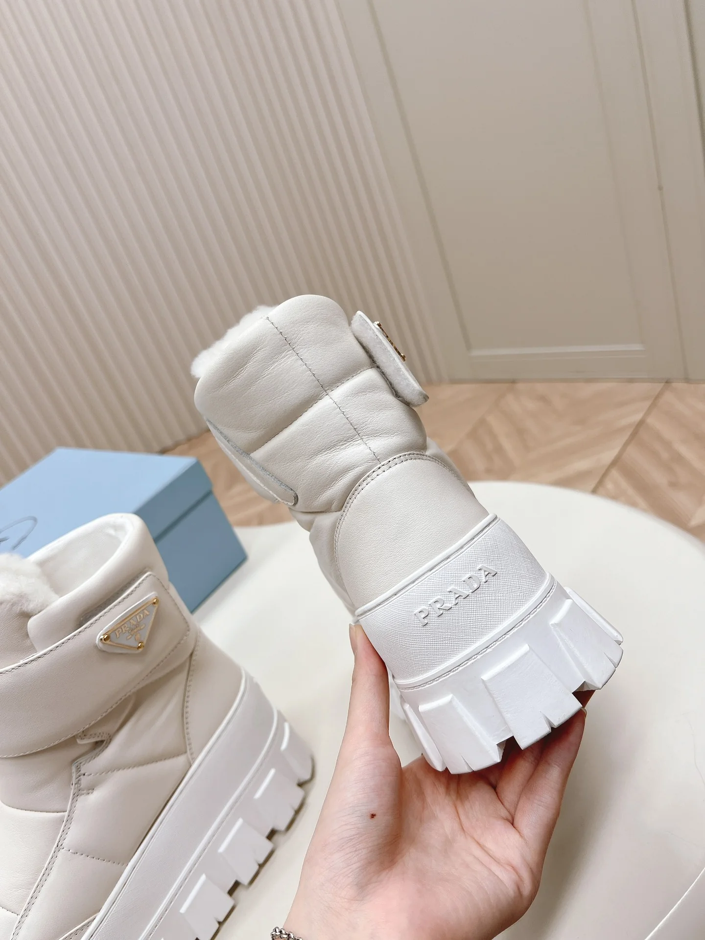 Снежные ботинки Prada 2024 на платформе с застежкой-липучкой - белые