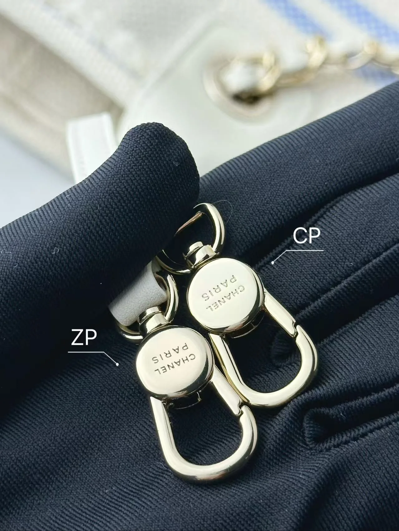 Пляжная сумка Chanel 25c, косметичка, ярко-желтая.