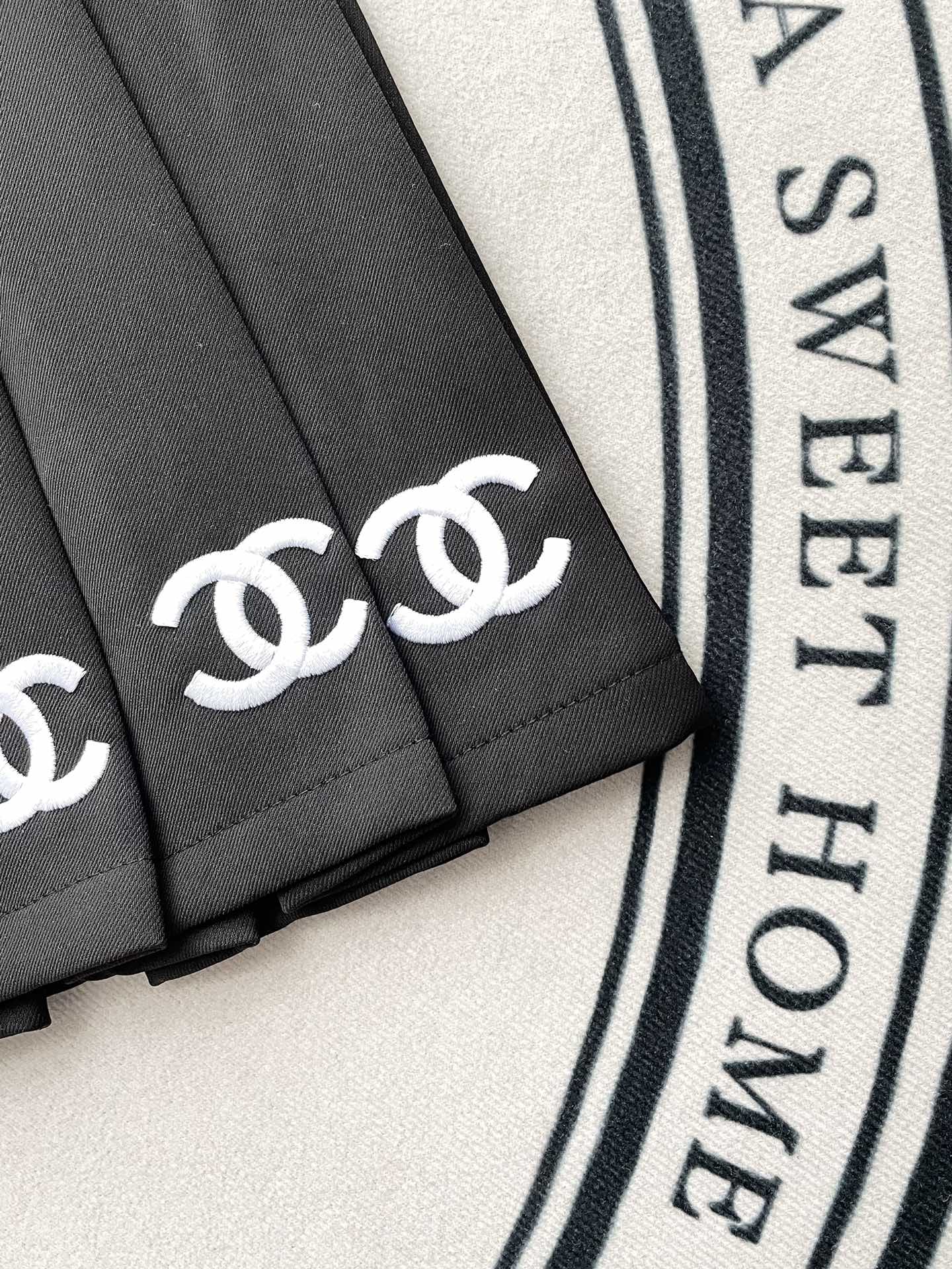 Мини-юбка Chanel 2403 с плотной вышивкой и плиссировкой