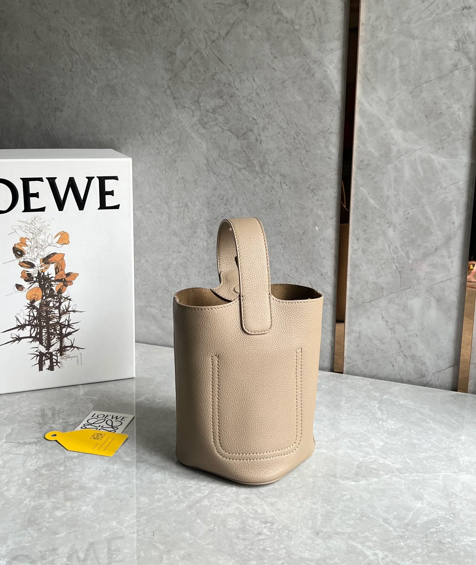 Сумка-ведро Loewe Pebble Bucket Mini Bucket Bag - светло-коричневая.