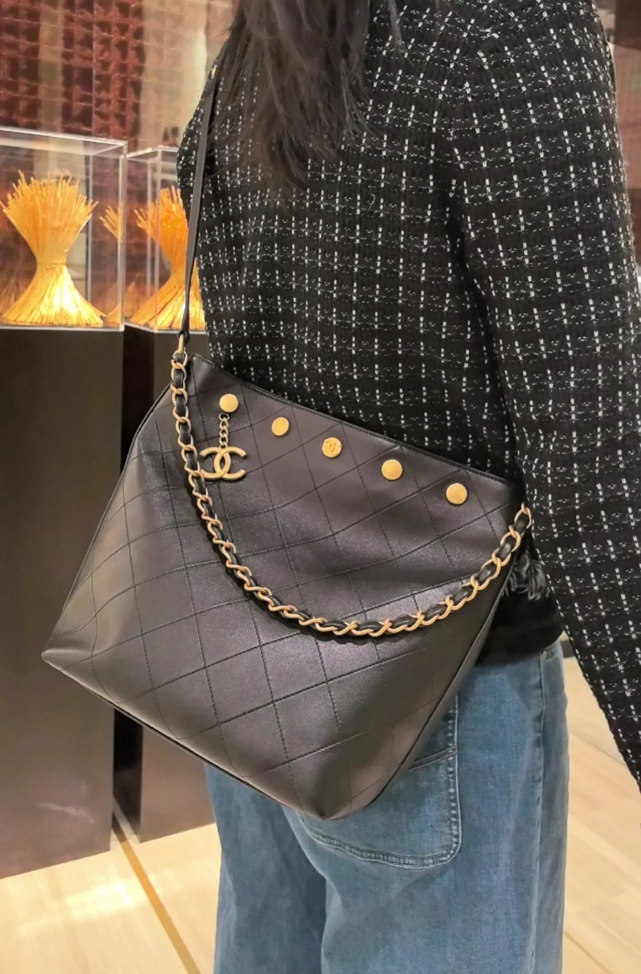 Сумка Chanel в стиле хиппи с золотой монетой 25 пенсов — черно-золотая.