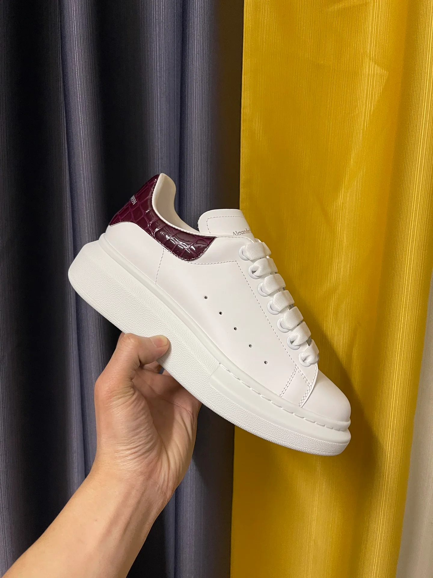 Классические белые кроссовки McQueen - унисекс - фиолетово-красная лакированная кожа, каблук с текстурой под камень.