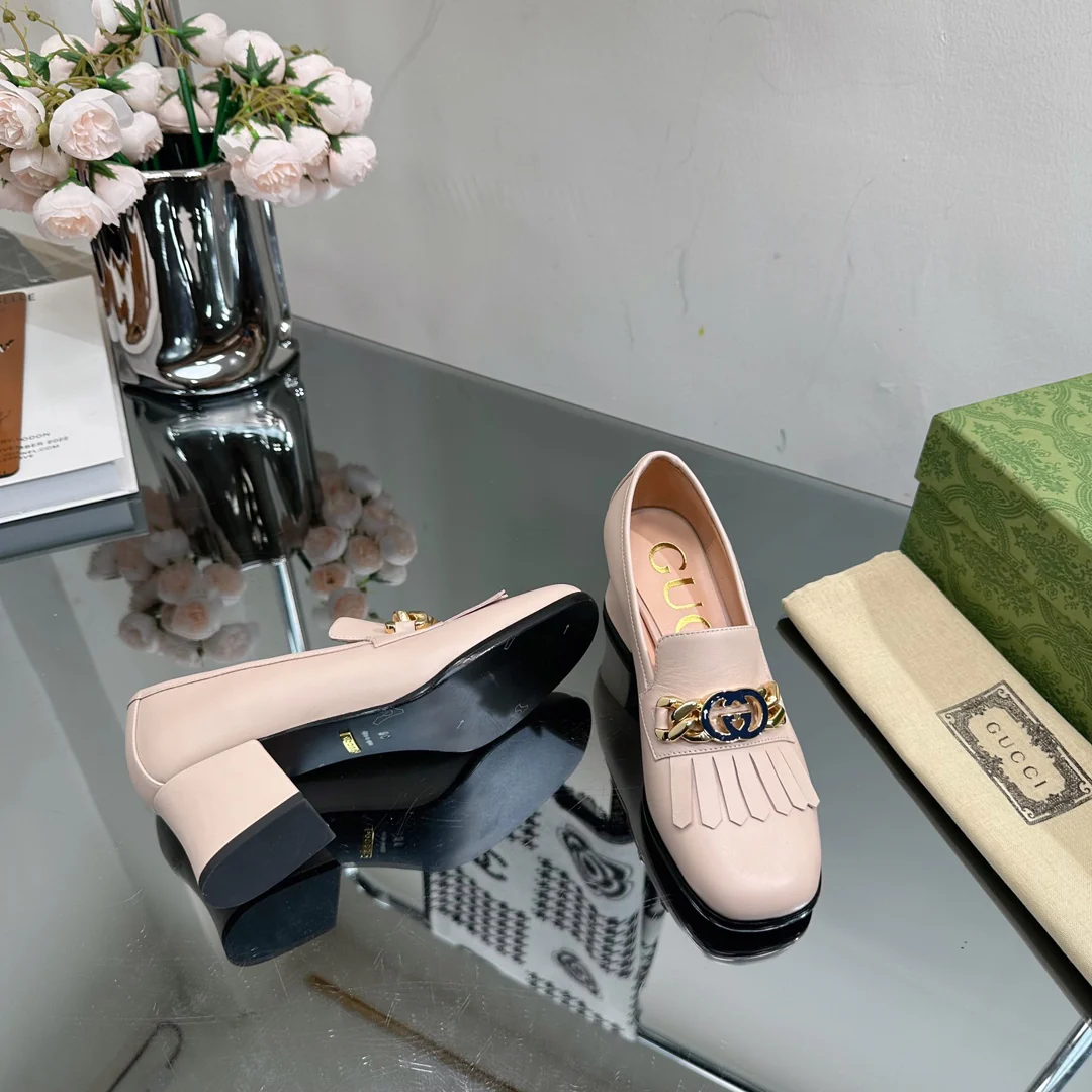 Новинка сезона осень/зима 2023 от Gucci - Лоферы на высоком каблуке из кожи - Розовые
