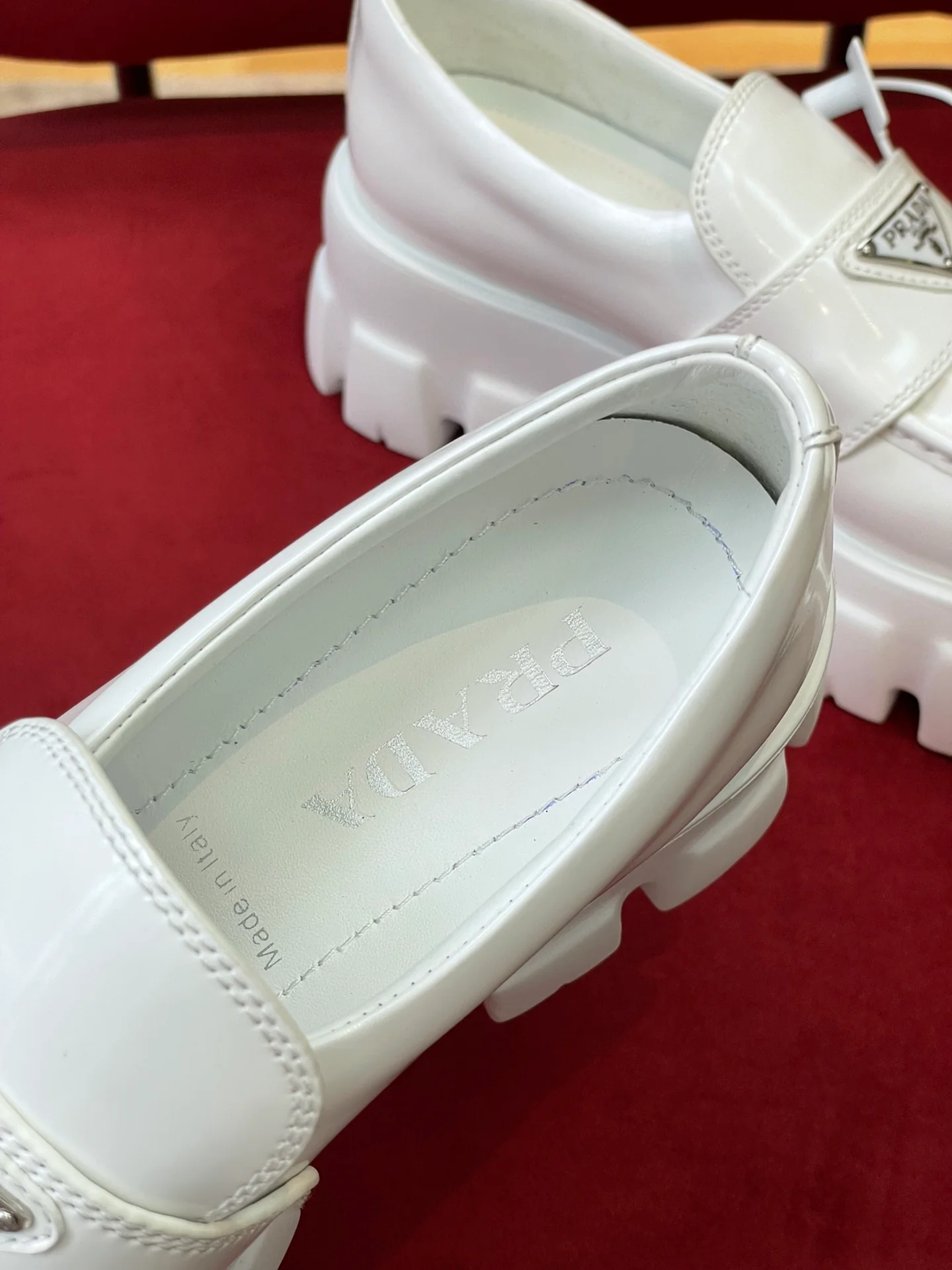 Лоферы на платформе Prada 2024 - белые - 1