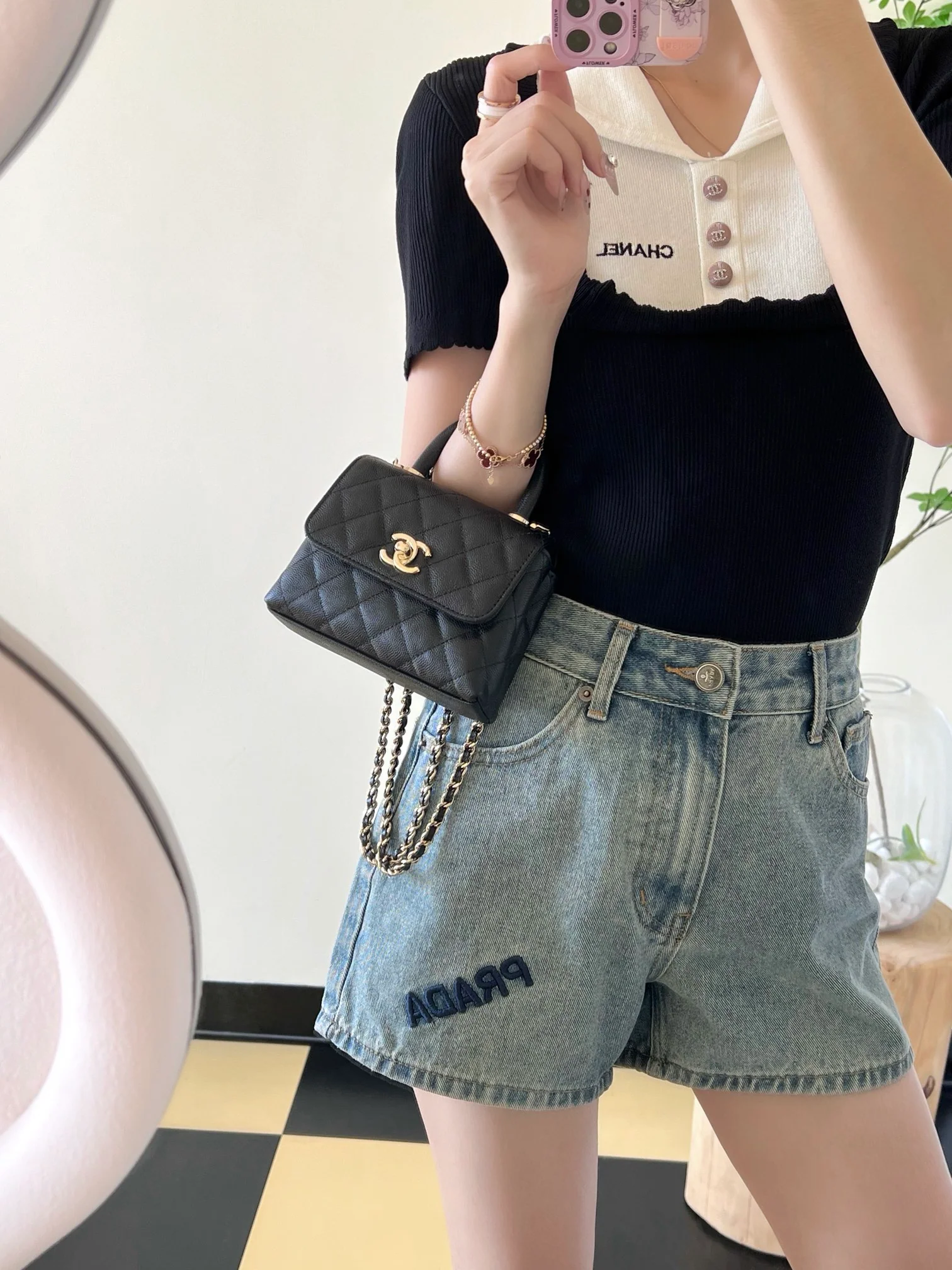 Сумка Chanel с цепочкой и клапаном — черная с фурнитурой из светлого золота.