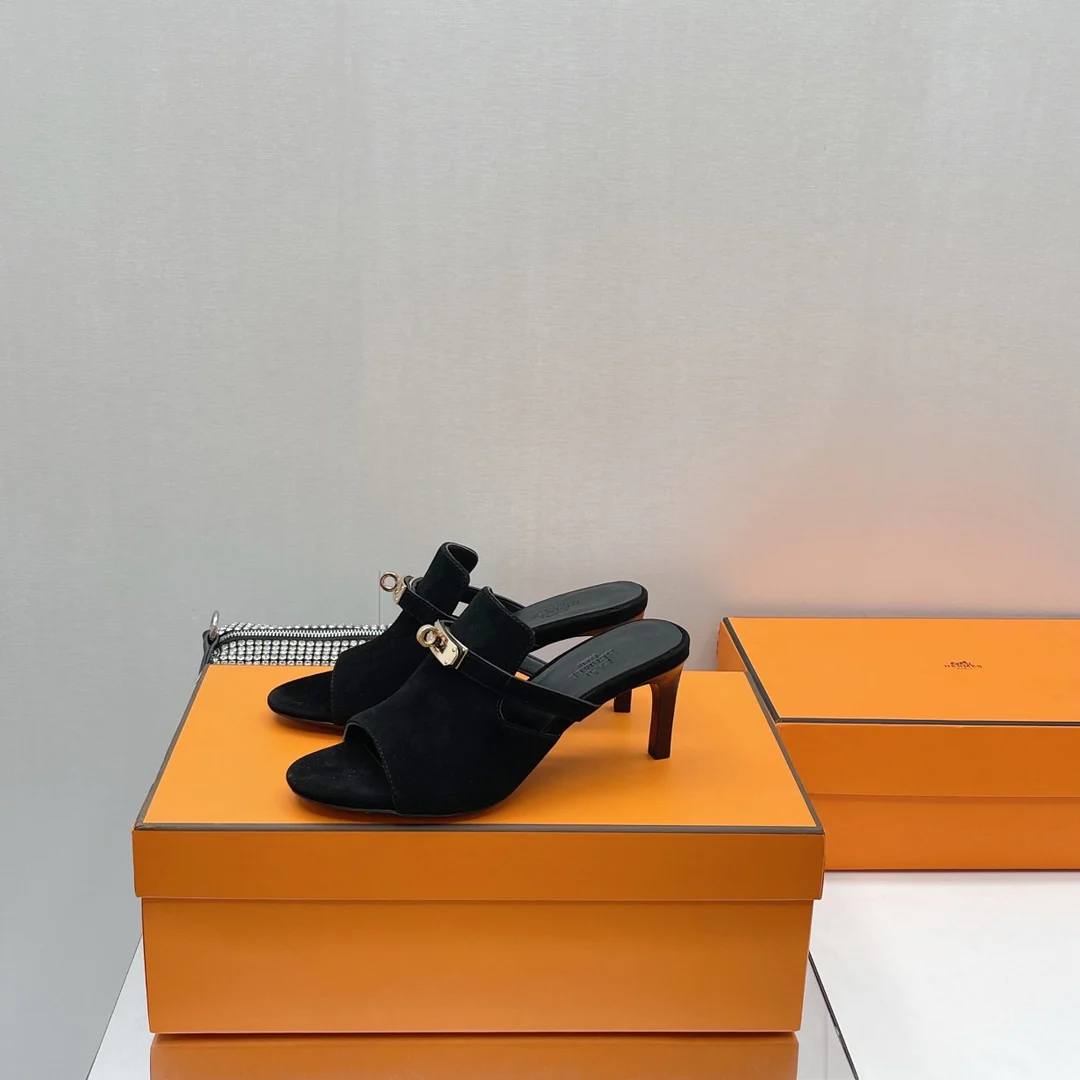 Новинка сезона осень/зима 2022 от Hermes - сандалии на высоком каблуке с открытым носком - 2 шт.