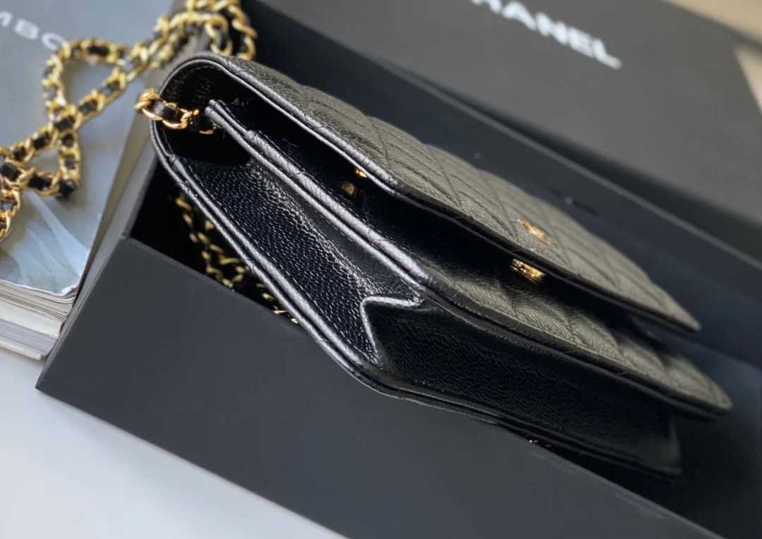 Chanel - Классическая брошь WOC - Черная кожа личи, золотая пуговица