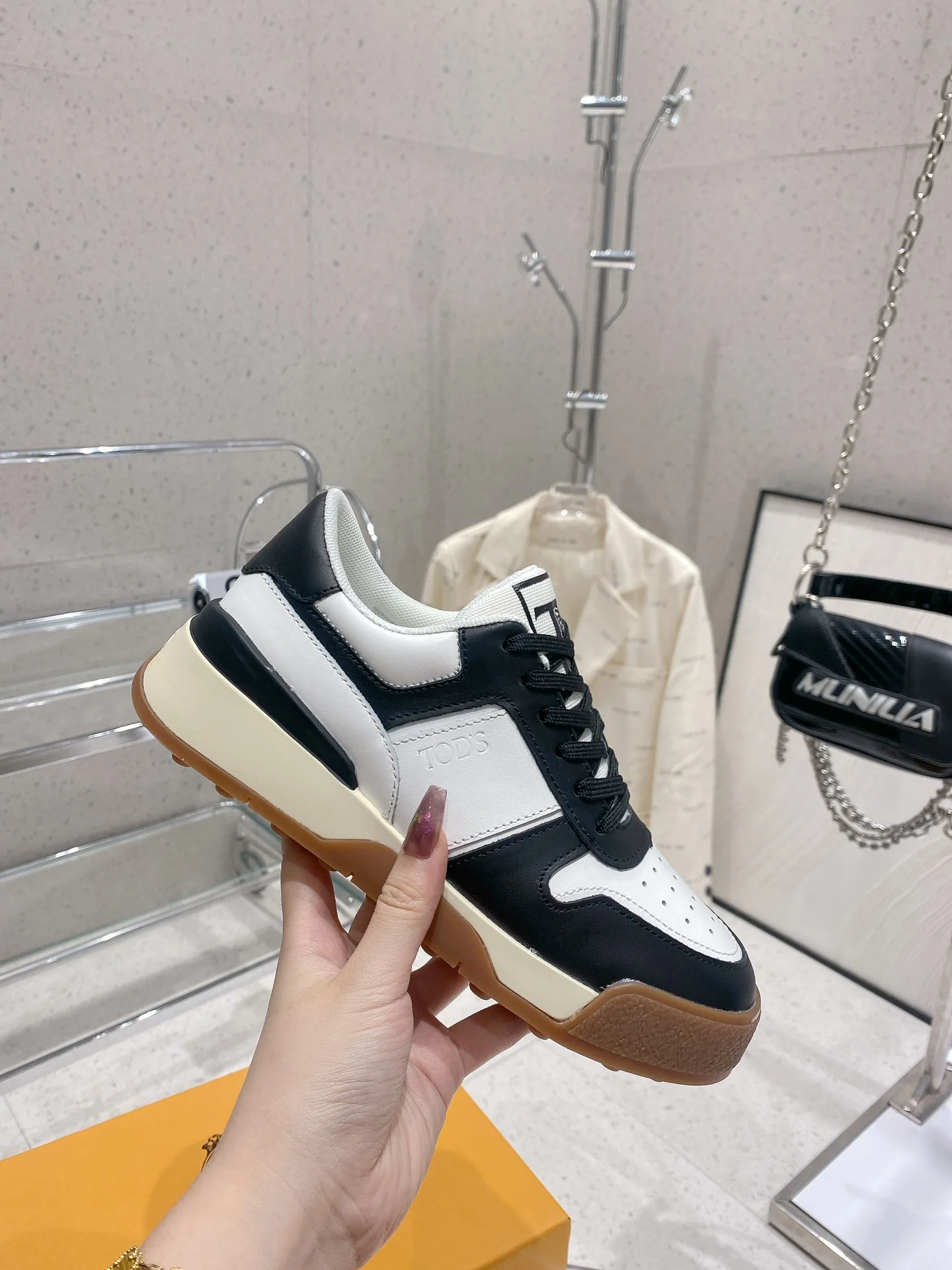 Весенняя коллекция Tods 2023 — Повседневная обувь — Парная модель — Коричневая подошва с черной отделкой