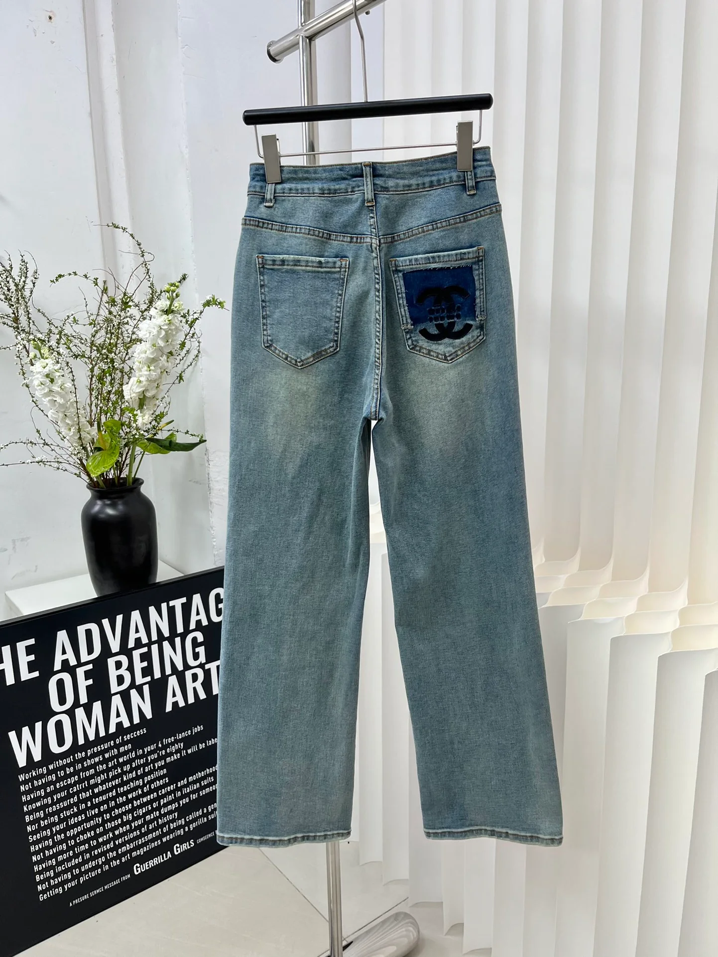 Классические джинсы Chanel 2403 с вышитыми буквами - 1 шт.