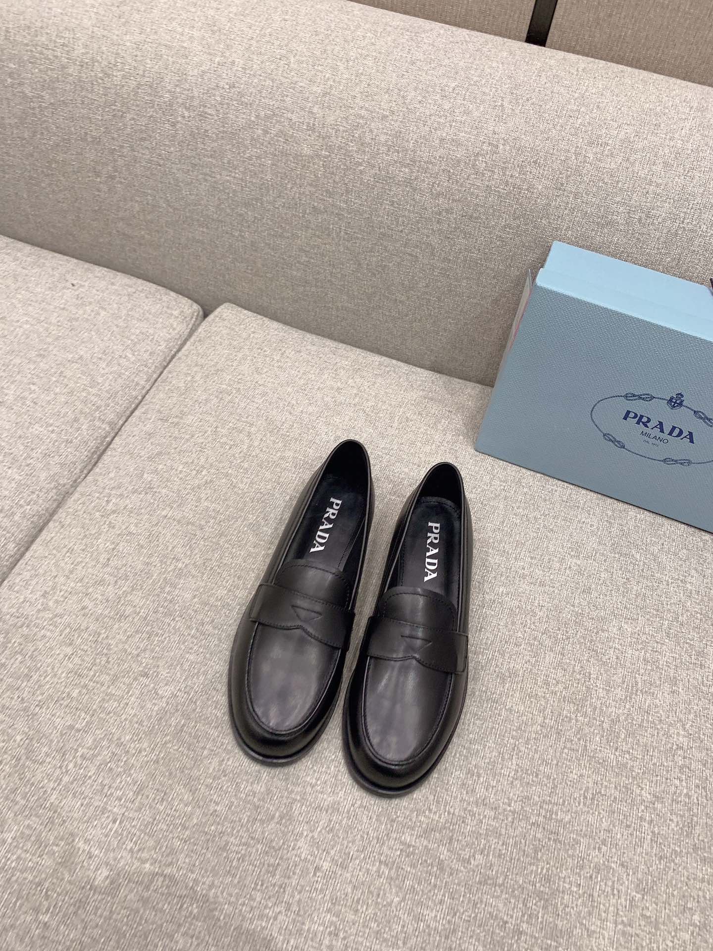 Обувь Prada - плоские лоферы Prada