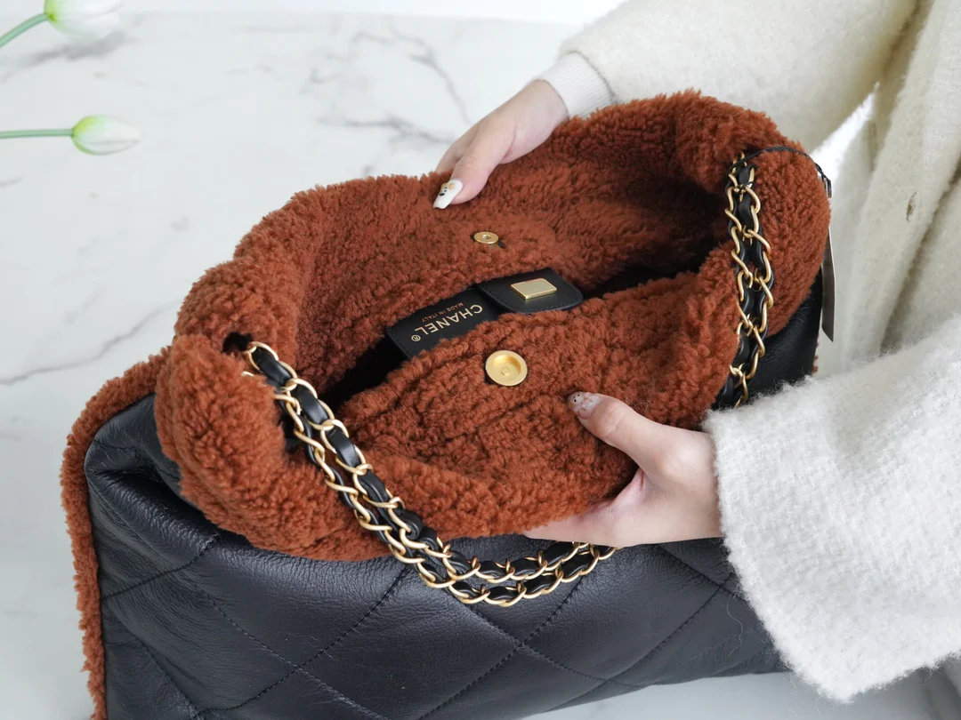 Сумка Chanel No. 22 — вариант с овчиной — чёрно-коричневая.