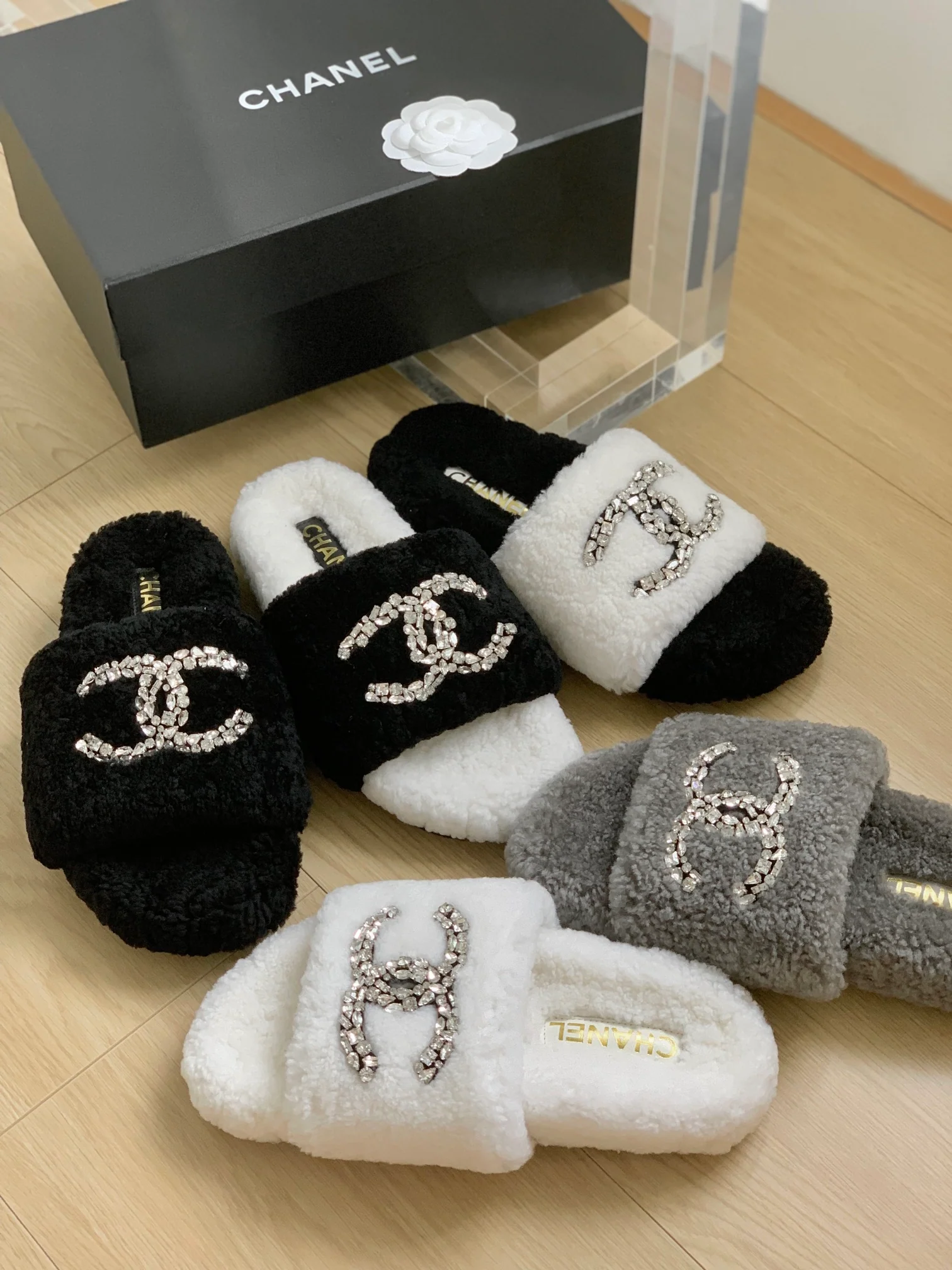 Новинка сезона осень/зима 2023 от Chanel - Домашние тапочки из овечьей шерсти с резиновой подошвой - Белые