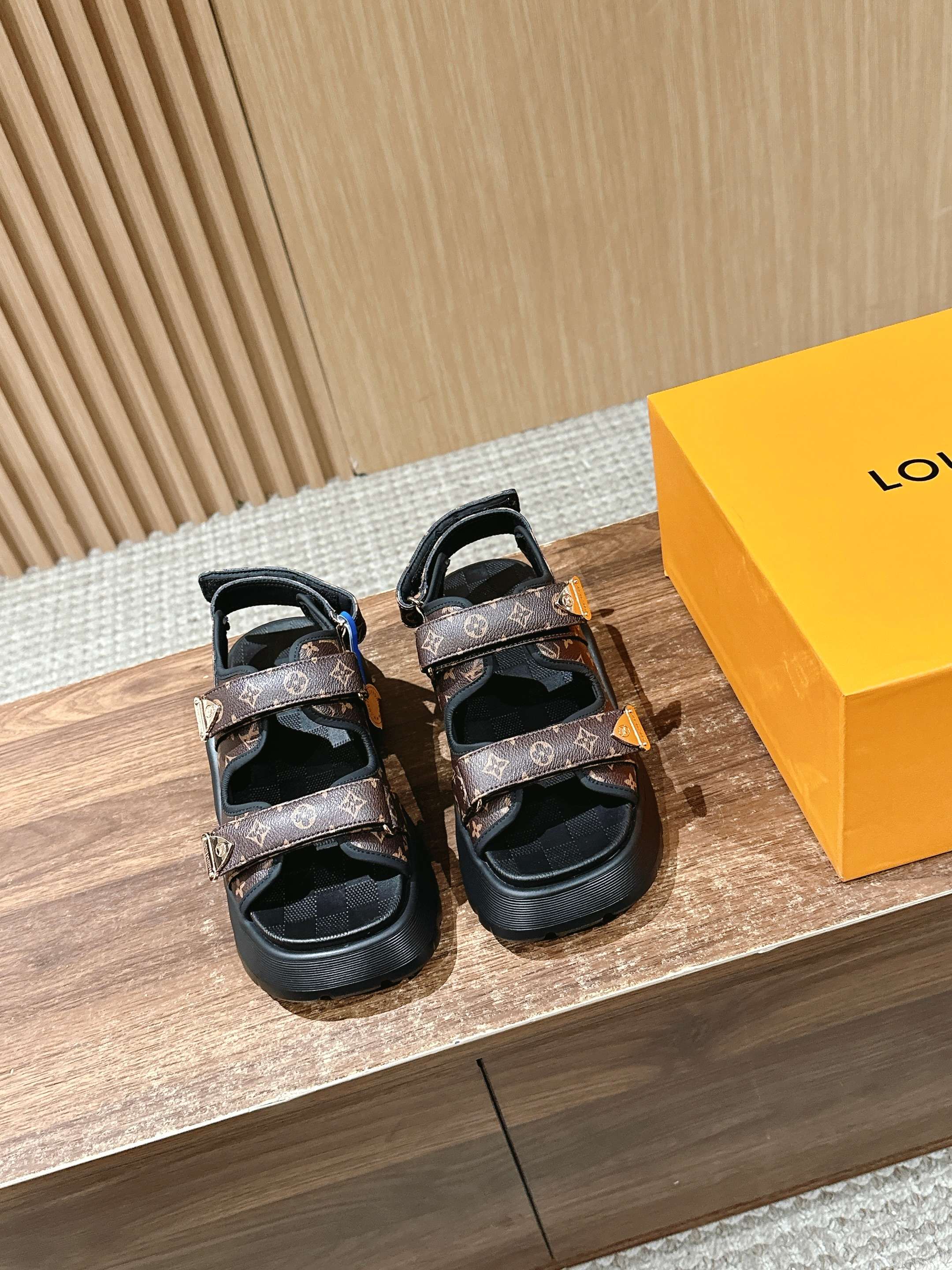 Новая коллекция LV ?Ранняя весна 2025? — замшевые сандалии из кожи с монограммой.