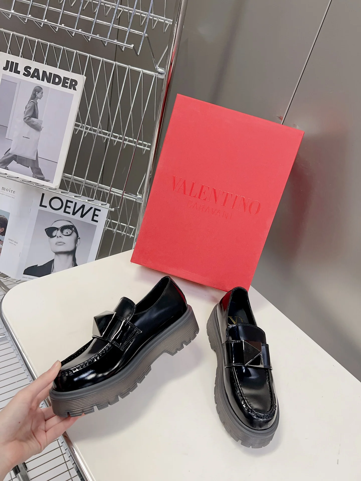 Коллекция Valentino осень/зима 2023, представленная на подиуме - Лоферы - С заклепками - Черные