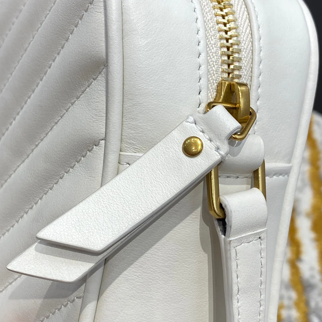 Фотосумка YSL Lou Bag — белая с золотой фурнитурой.