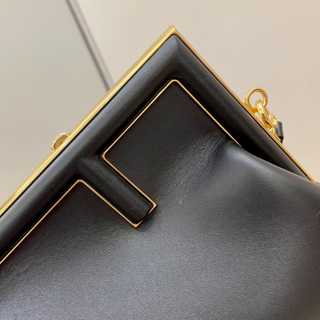 Черная кожаная сумка Fendi First - 1