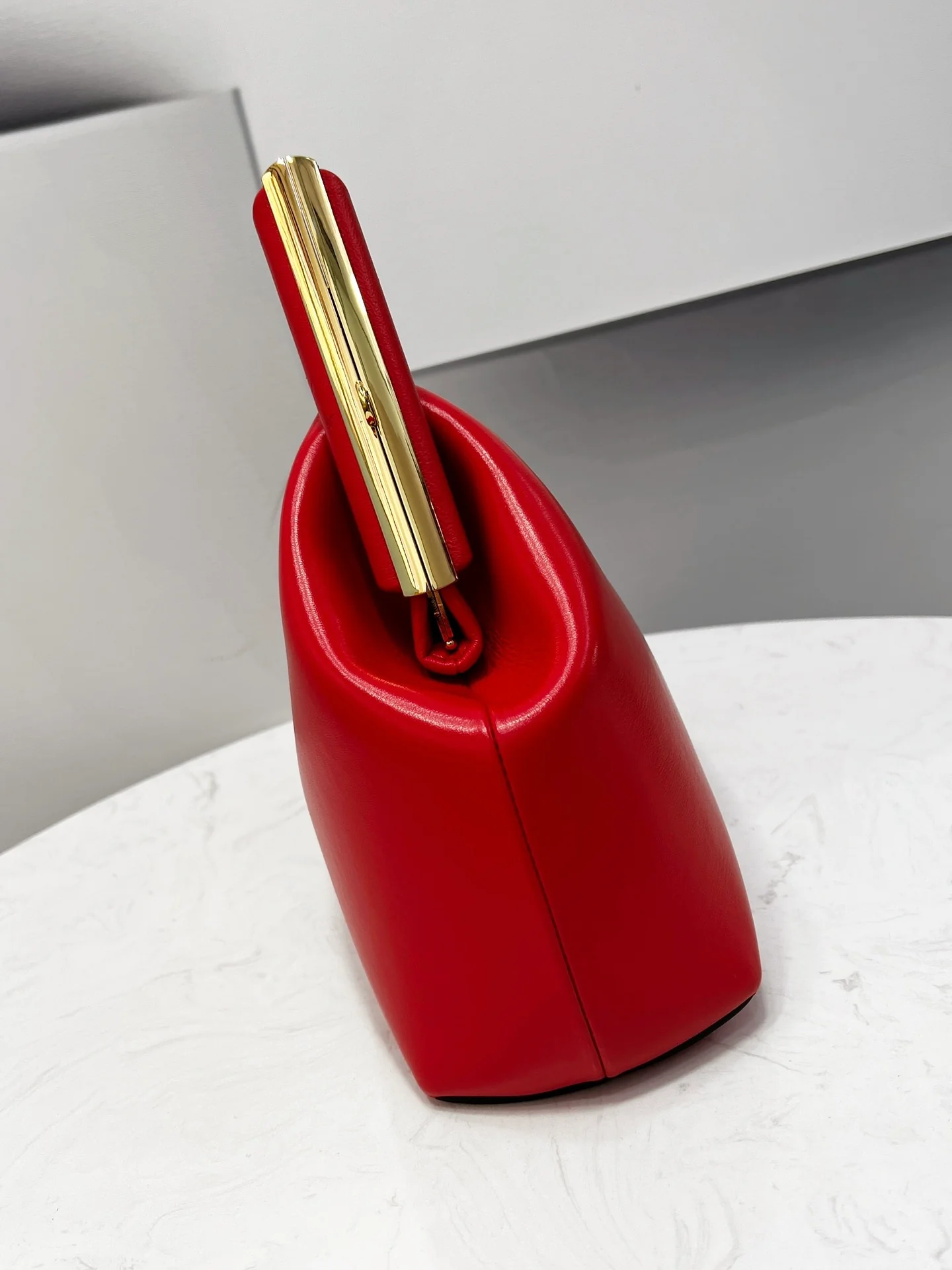 Средняя красная кожаная сумка Fendi First