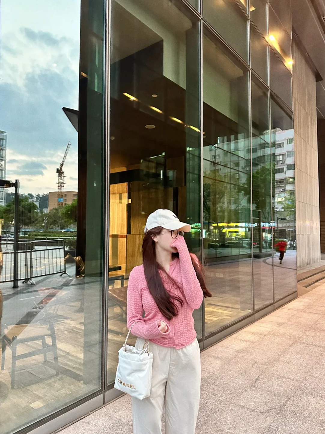 Новинка сезона весна/лето 2023 от Chanel - сумка 22 - мини - белое золото - фотографии в действии.