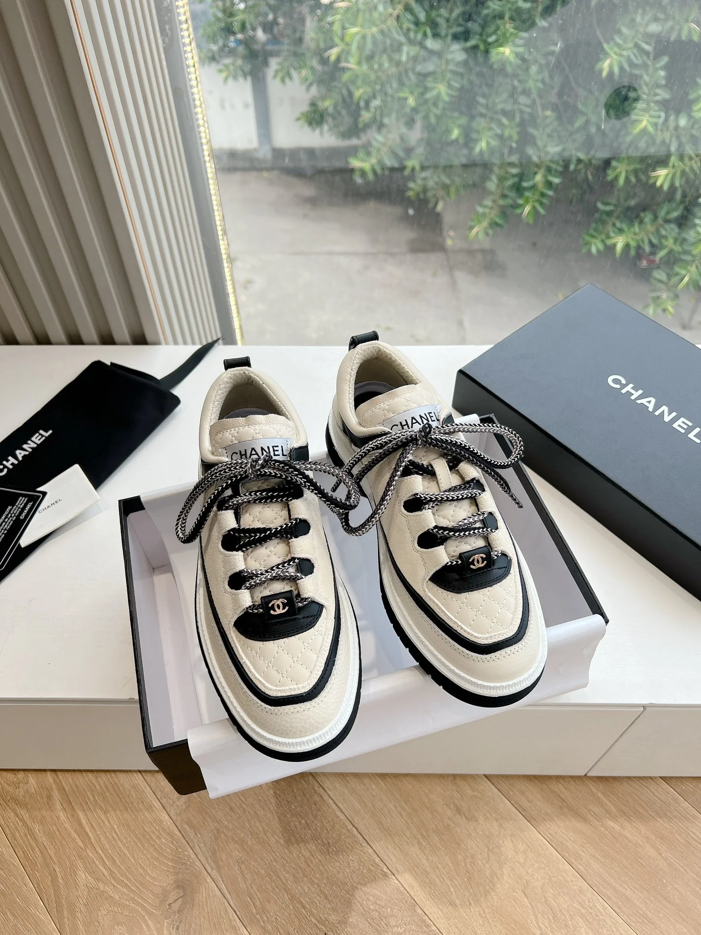 Повседневные туфли Chanel 2024 - белые - 1