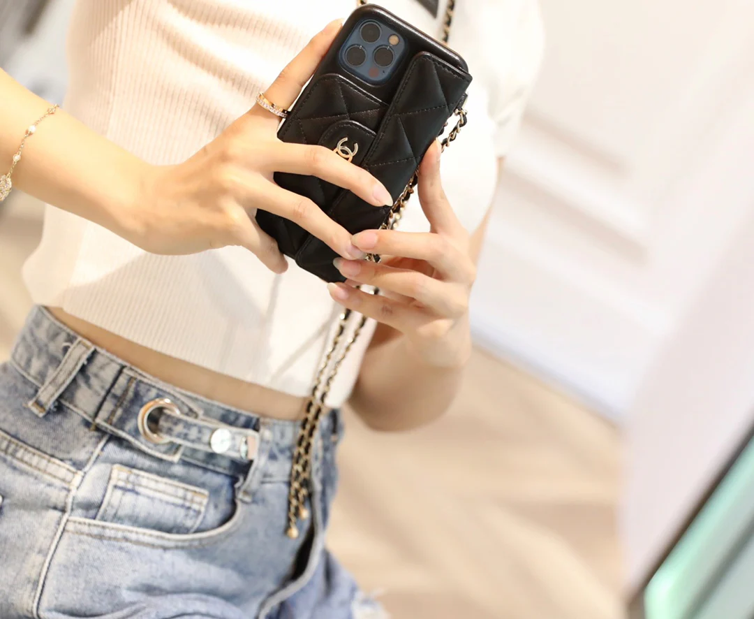 Маленькая золотая сумочка для телефона Chanel с шариковой цепочкой