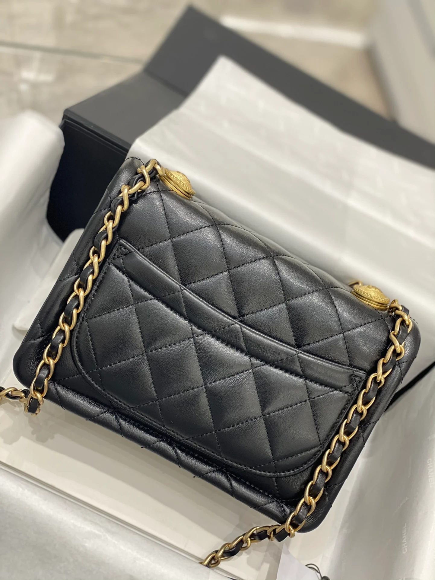 Классическая коллекция Chanel CF - Новинка сезона осень/зима 2020 - Кожа ягненка с золотой пряжкой - Черный